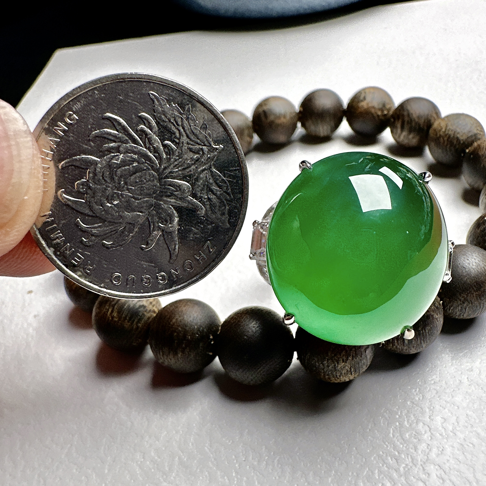 【冰种满绿鸽子蛋戒指】质地细腻，冰感十足，通透闪亮，饱满圆润，纯净度没得说，18k金钻镶嵌，裸石尺寸21.6*20.1*9.6毫米