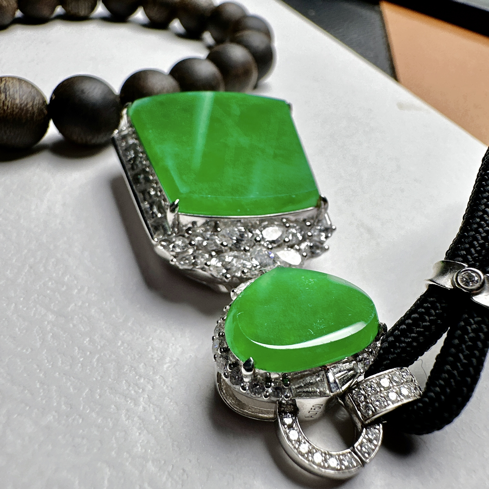 【冰种满绿无事牌】种水上乘，通透闪亮，晶莹剔透。收藏品质，18K金钻镶嵌，裸石尺寸25.8*22.8*3毫米。