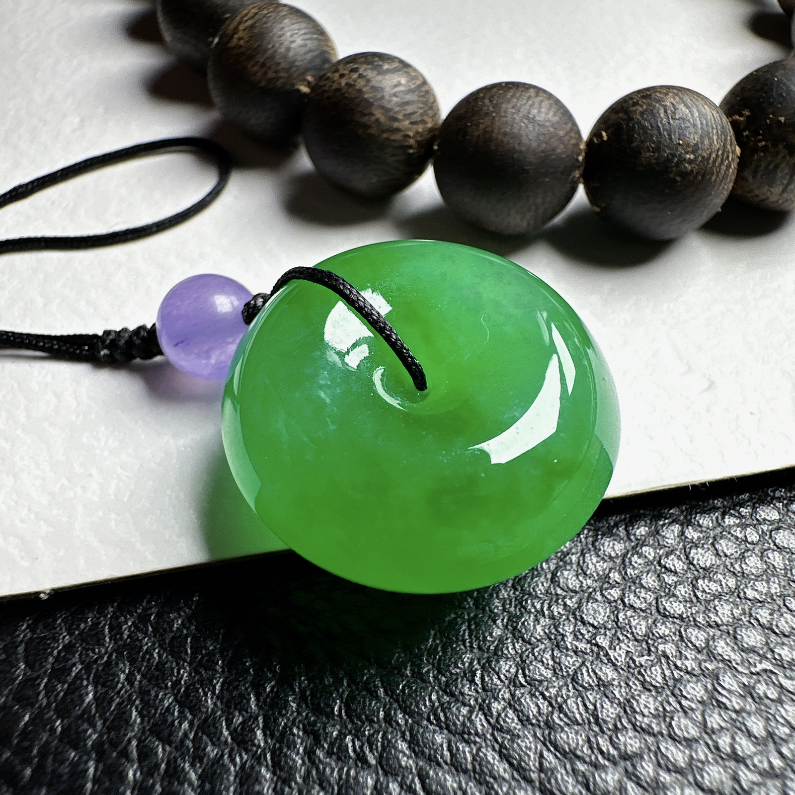 【冰种满绿平安扣】面包扣，很厚装，质地非常细腻，冰润十足，种老冰透，收藏品质。