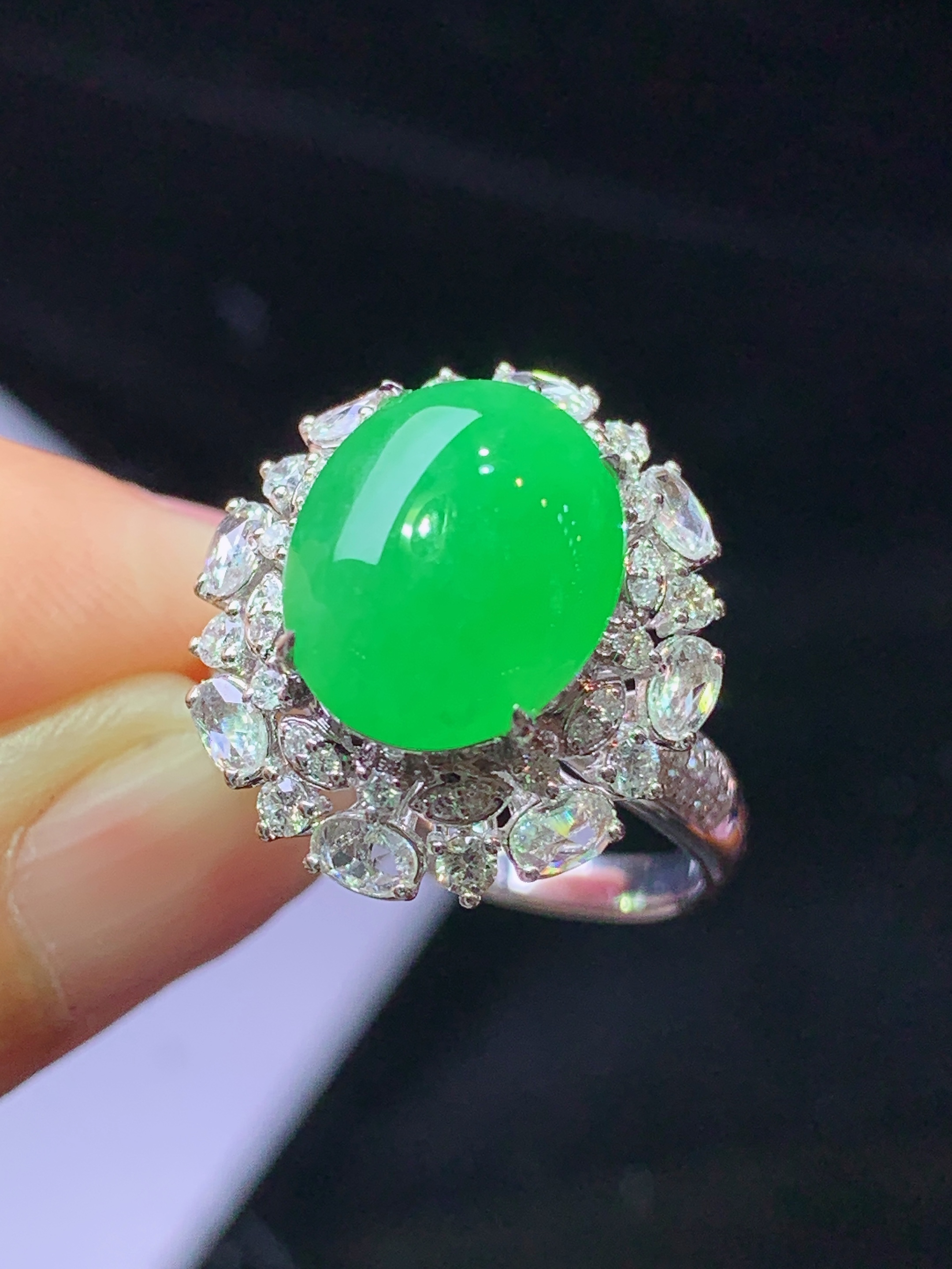 18k金钻镶嵌满绿蛋面戒指 玉质细腻 色泽艳丽清新 水润亮眼 圈口14.5 整体尺寸18.3*16.8*13.2k1