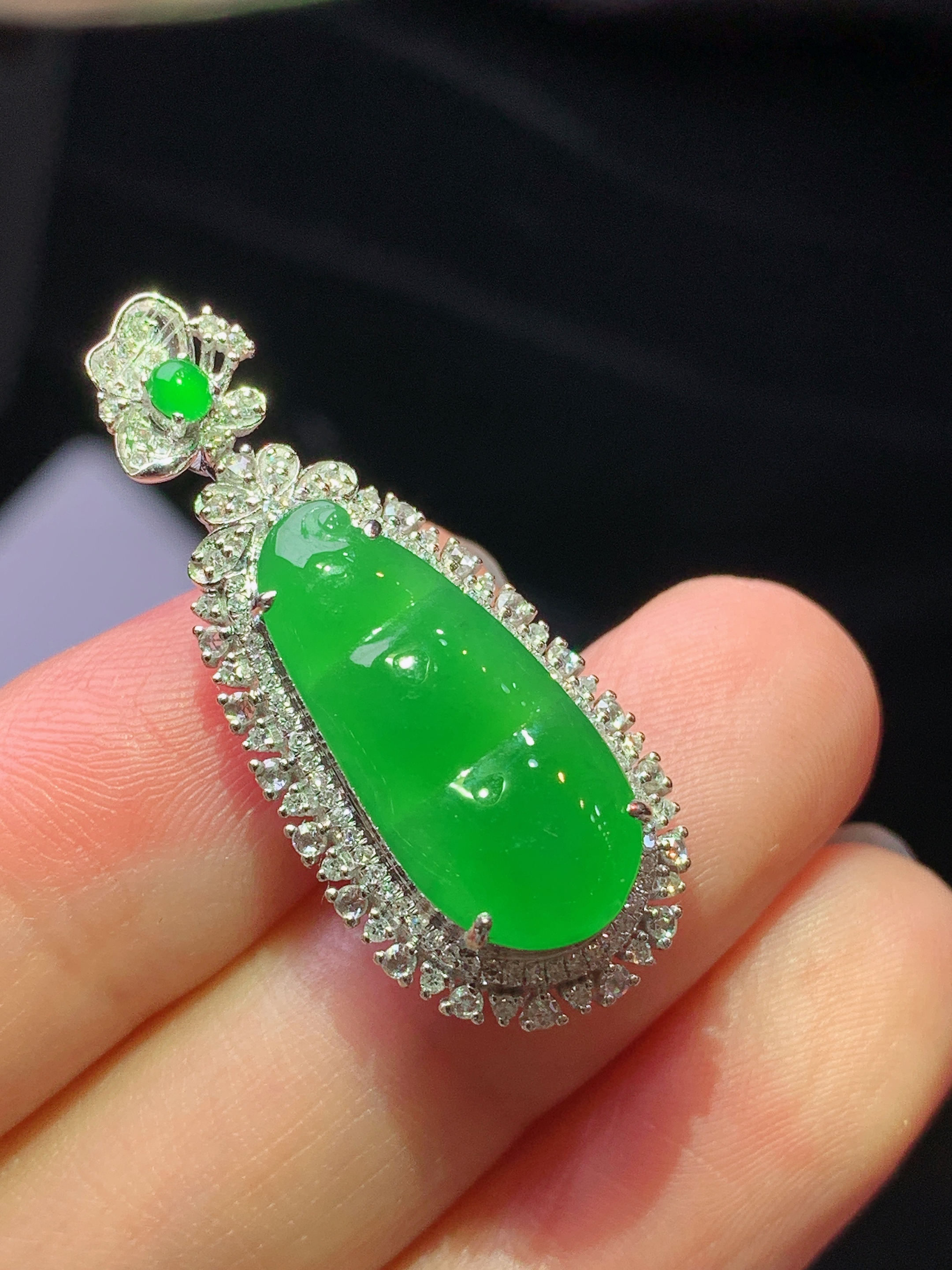 18k金钻镶嵌满绿四季豆吊坠 玉质细腻 色泽艳丽清新 水润亮眼 整体尺寸32.5*14*10k1