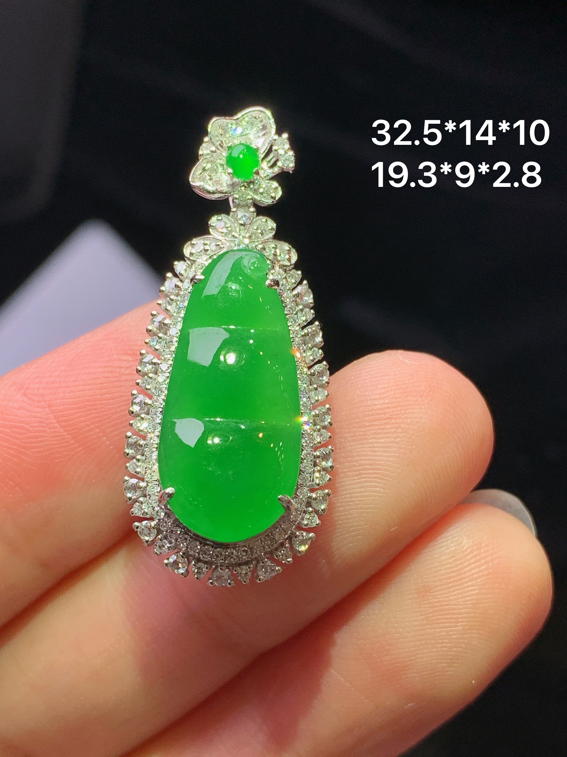 18k金钻镶嵌满绿四季豆吊坠 玉质细腻 色泽艳丽清新 水润亮眼 整体尺寸32.5*14*10k1