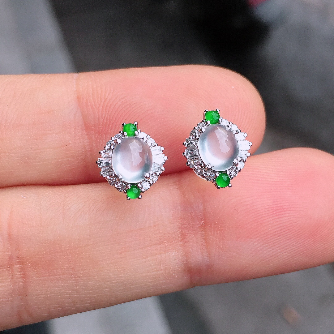 玻璃种蛋面耳钉，玉质细腻，荧光感超
强，饱满圆润，尽显优雅气质，18k
金豪华镶嵌