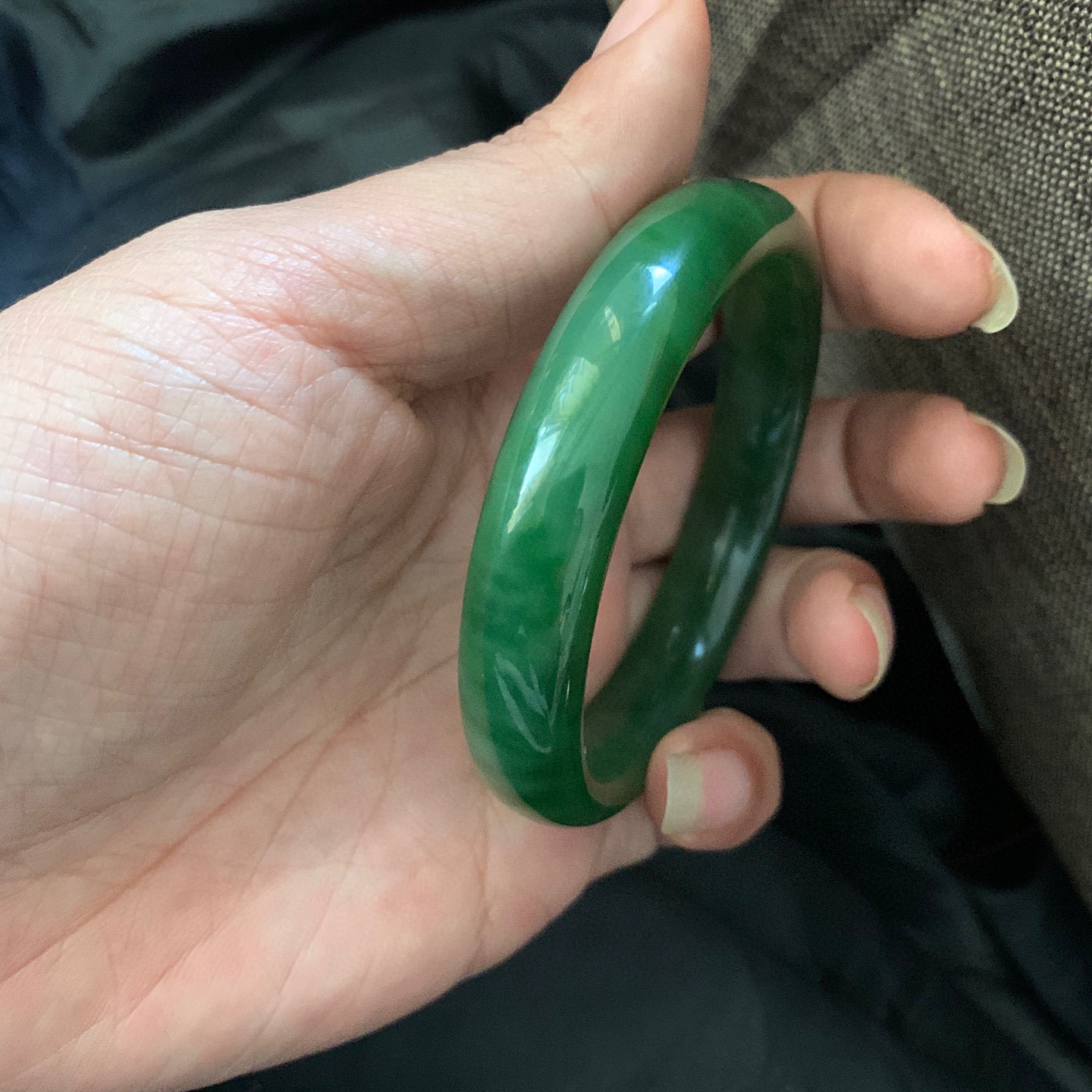 57.5圈口和田玉碧玉冰底阳绿色手镯，和田玉57.5圈口手镯，镯型古朴典雅。在诗情画意的雨巷相遇，你是我腕间的一抹风情，有你眸有深情.清风荡漾湖间静水，我愿俯身低眉，在烟波涟漪处寻