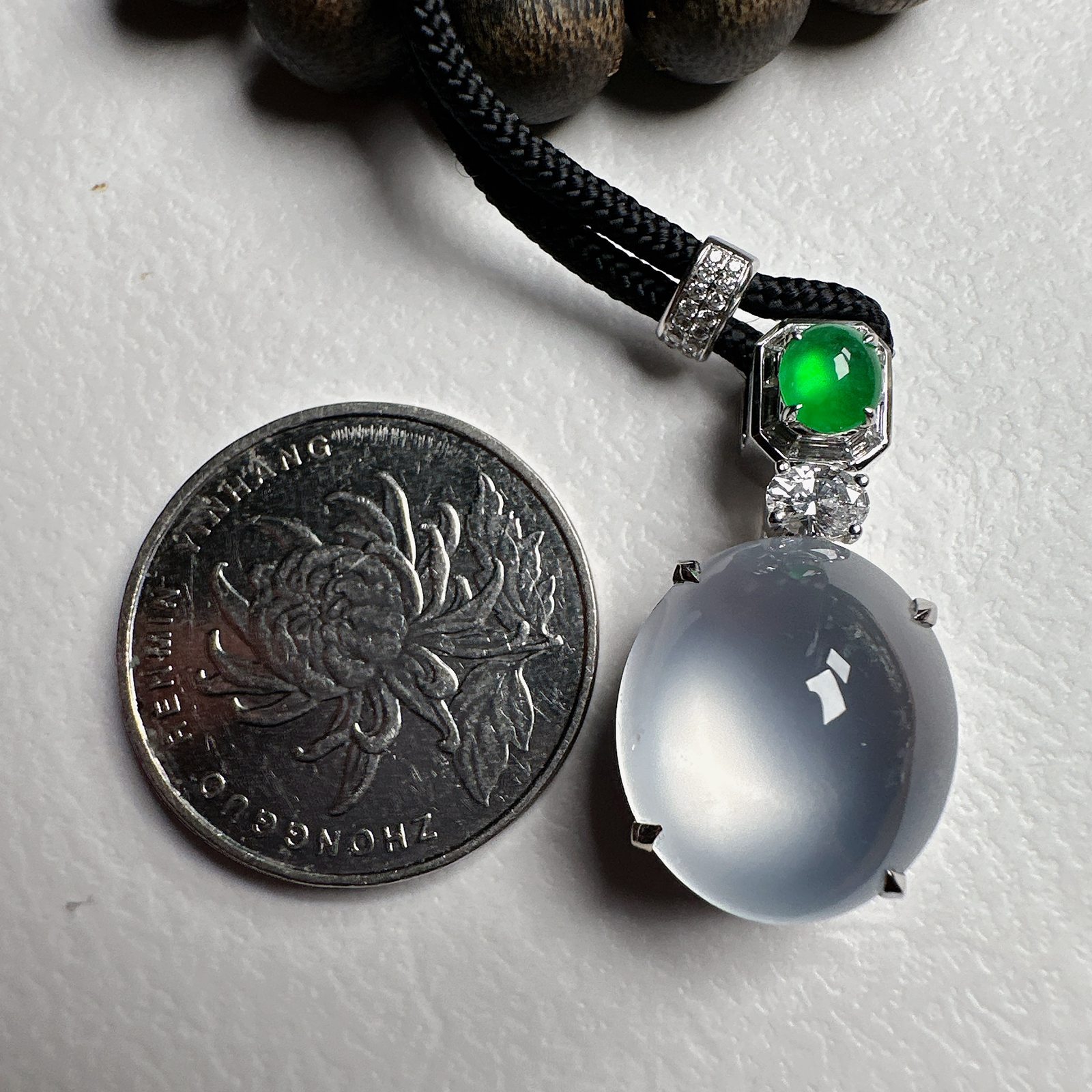 【玻璃蛋面吊坠】质地细腻清爽，玻璃色泽，荧光感强烈，18K金钻镶嵌，裸石尺寸17*15*8.6毫米