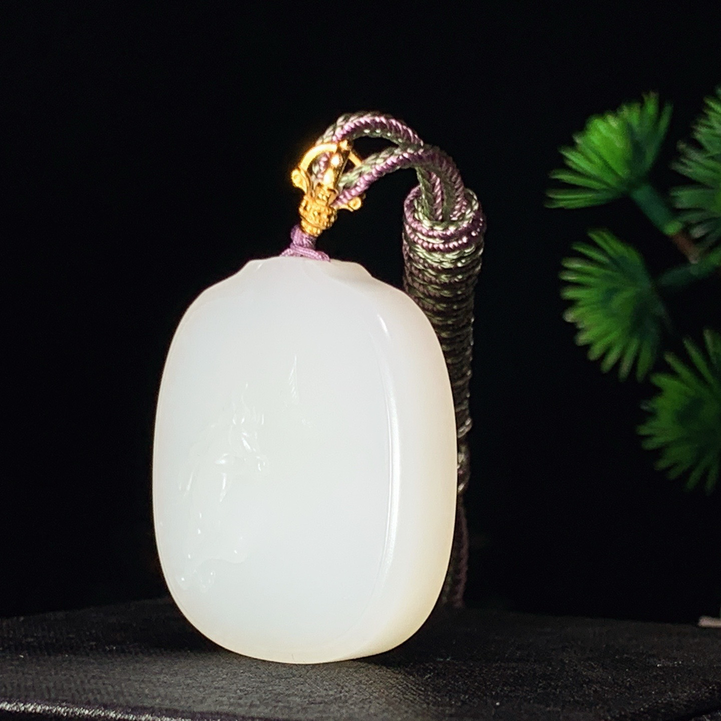 新疆和田玉羊脂白玉一马当先马挂件 尺寸38/33/12重32.8克 玉质细腻油润 底色纯净 脂粉好，