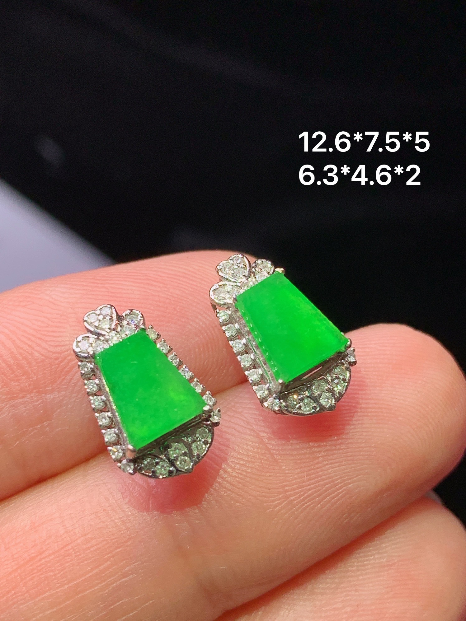 18k金钻镶嵌翠绿无事牌耳钉 玉质细腻 色泽艳丽清新 水润亮眼 整体尺寸12.6*7.5*5t3