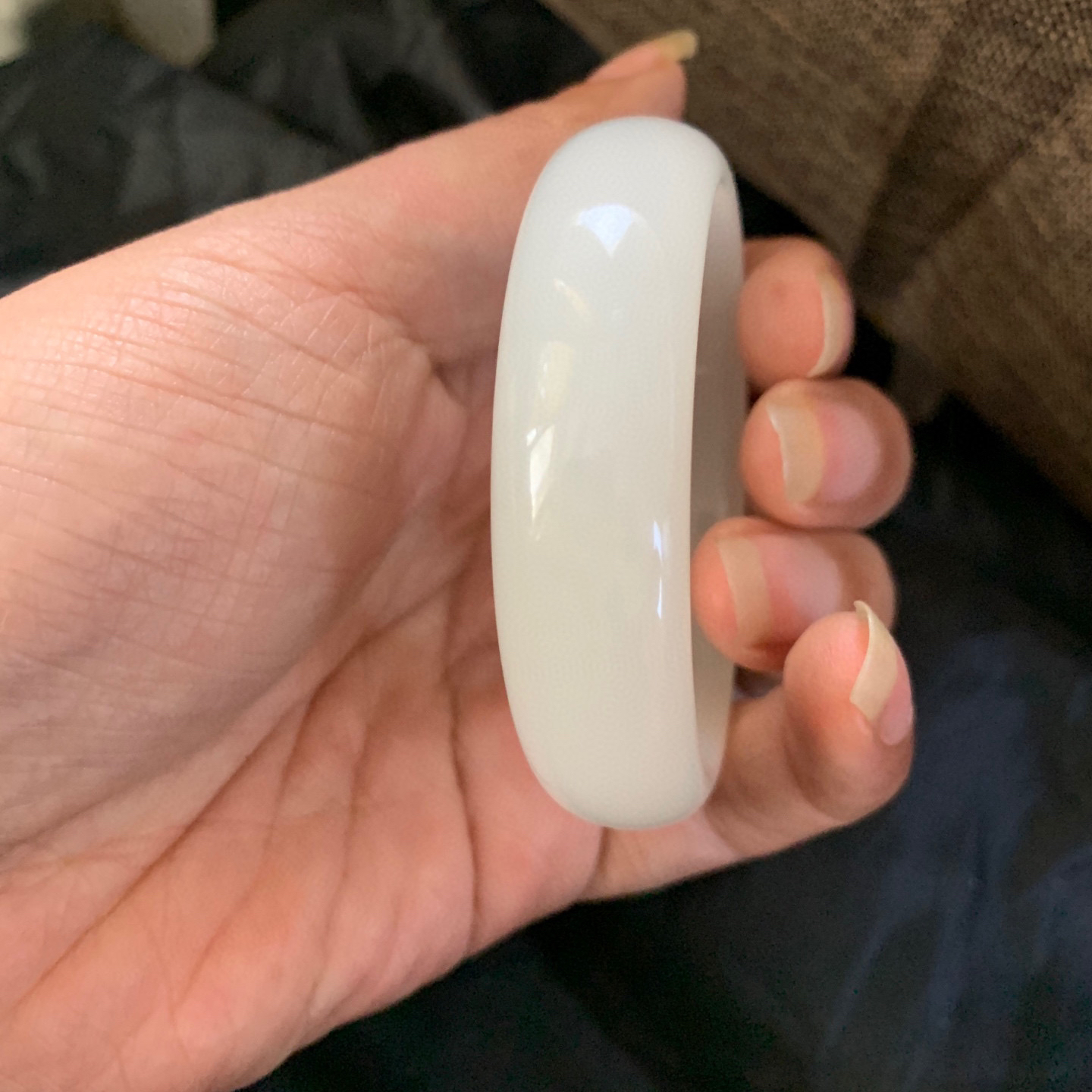 54圈口和田玉羊脂白玉宽版手镯，和田玉54圈口手镯，镯型古朴典雅。在诗情画意的雨巷相遇，你是我腕间的一抹风情，有你眸有深情.清风荡漾湖间静水，我愿俯身低眉，在烟波涟漪处寻