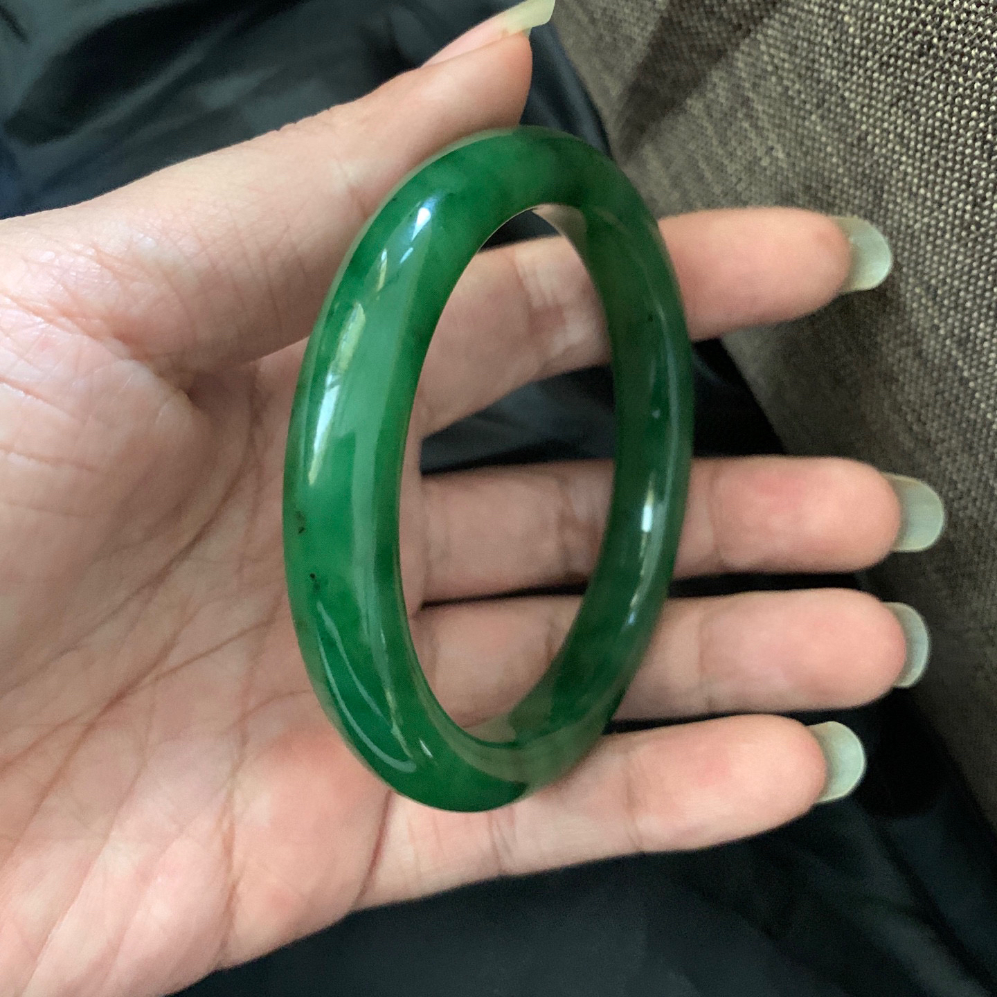 61圈口和田玉碧玉阳绿色手镯，和田玉61圈口手镯，镯型古朴典雅。在诗情画意的雨巷相遇，你是我腕间的一抹风情，有你眸有深情.清风荡漾湖间静水，我愿俯身低眉，在烟波涟漪处寻