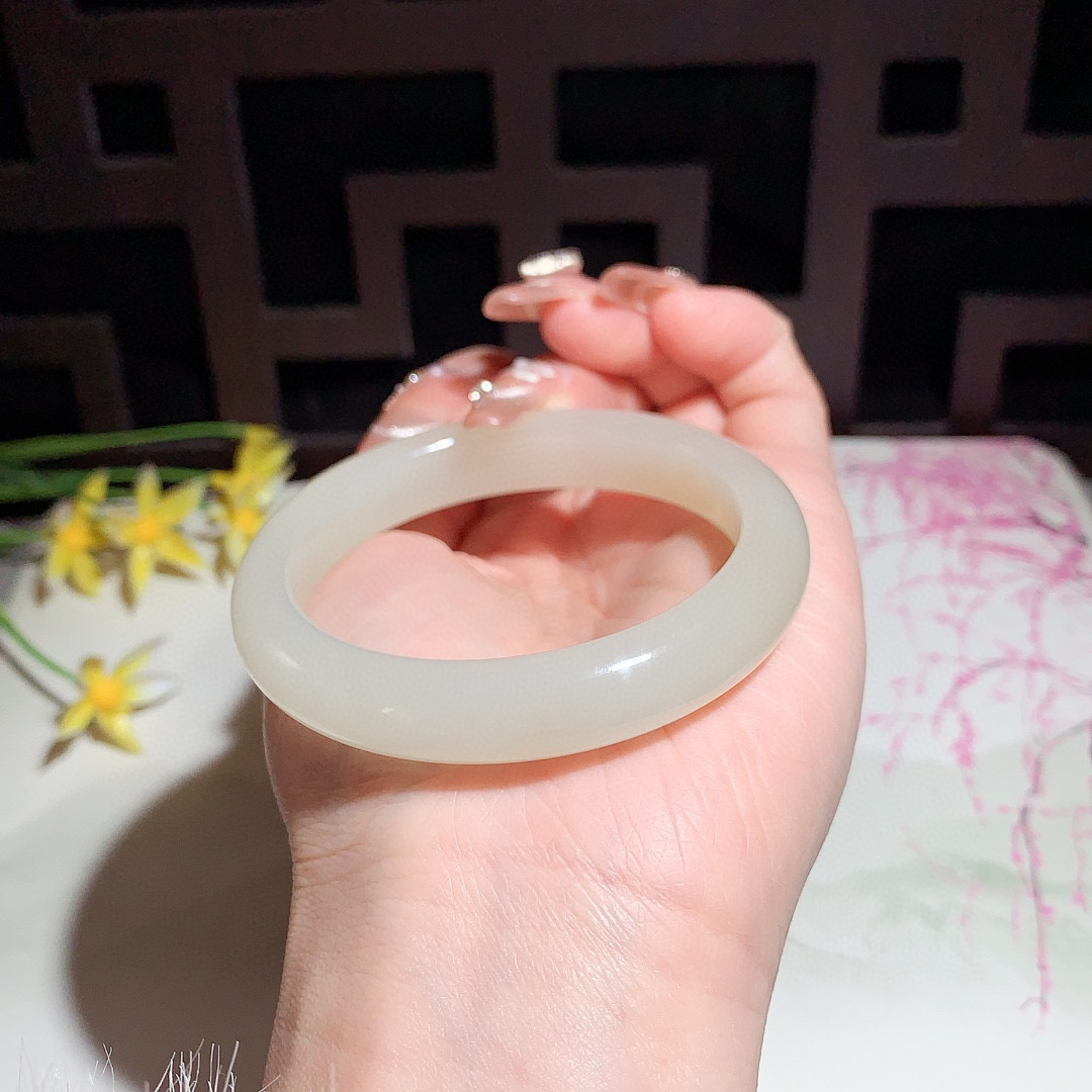 和田玉53.5圈口藕粉色手镯！玉质细腻油润 底色纯净 无裂无杂 脂粉好，品质好！