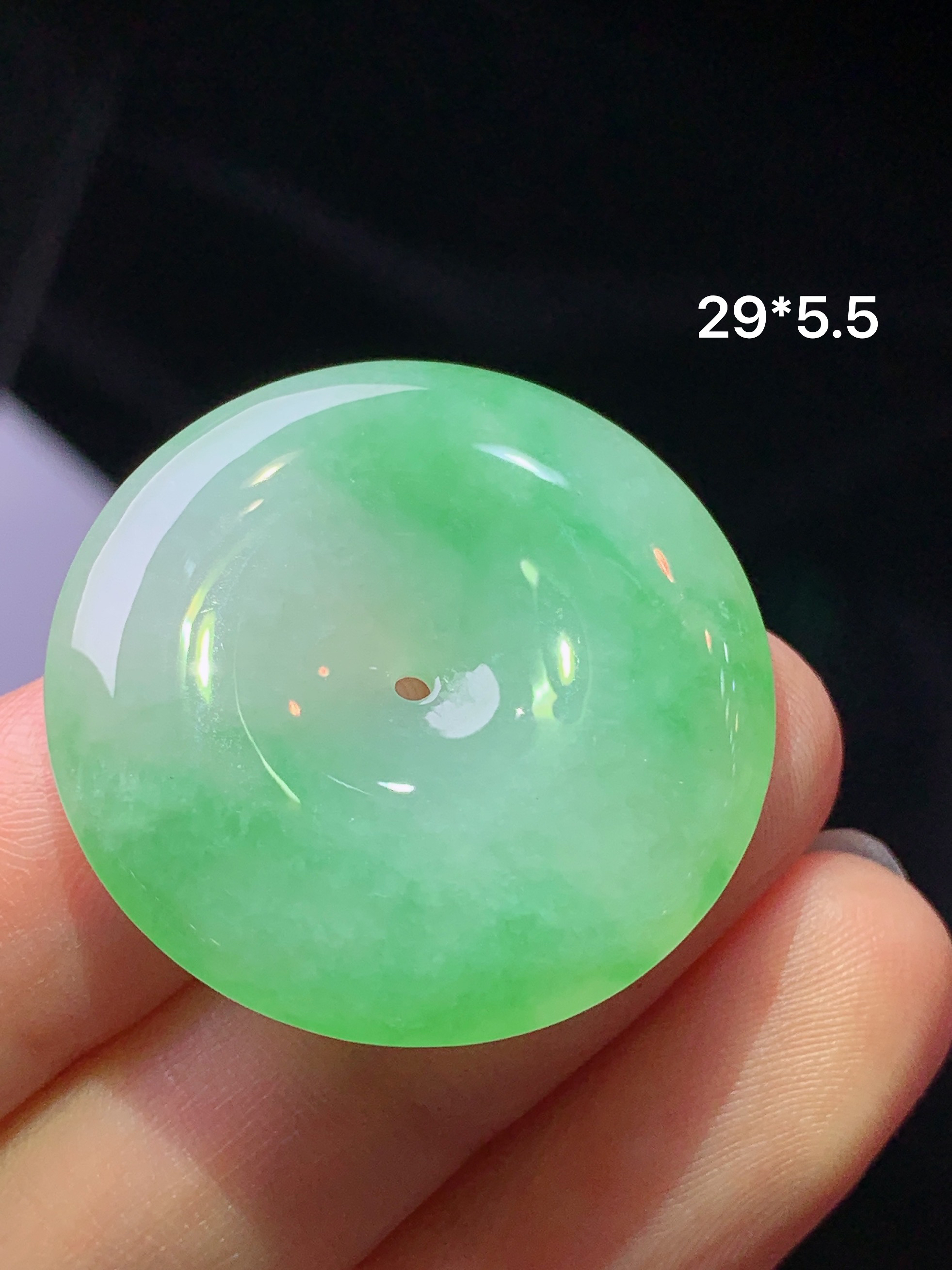 飘绿平安扣吊坠 玉质细腻 色泽艳丽清新 水润亮眼 整体尺寸29*5.5x1