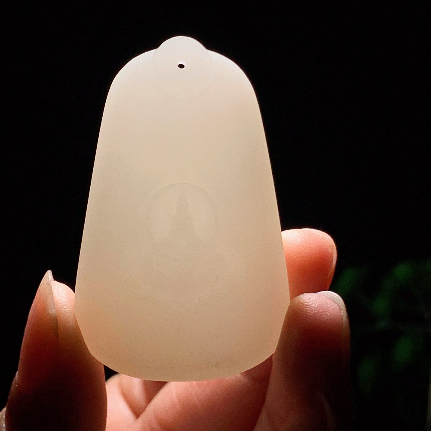 新疆和田玉羊脂白玉平安无事牌挂件 尺寸48/30/11重33克 玉质细腻油润 底色纯净 脂粉好，品质好。lt260410