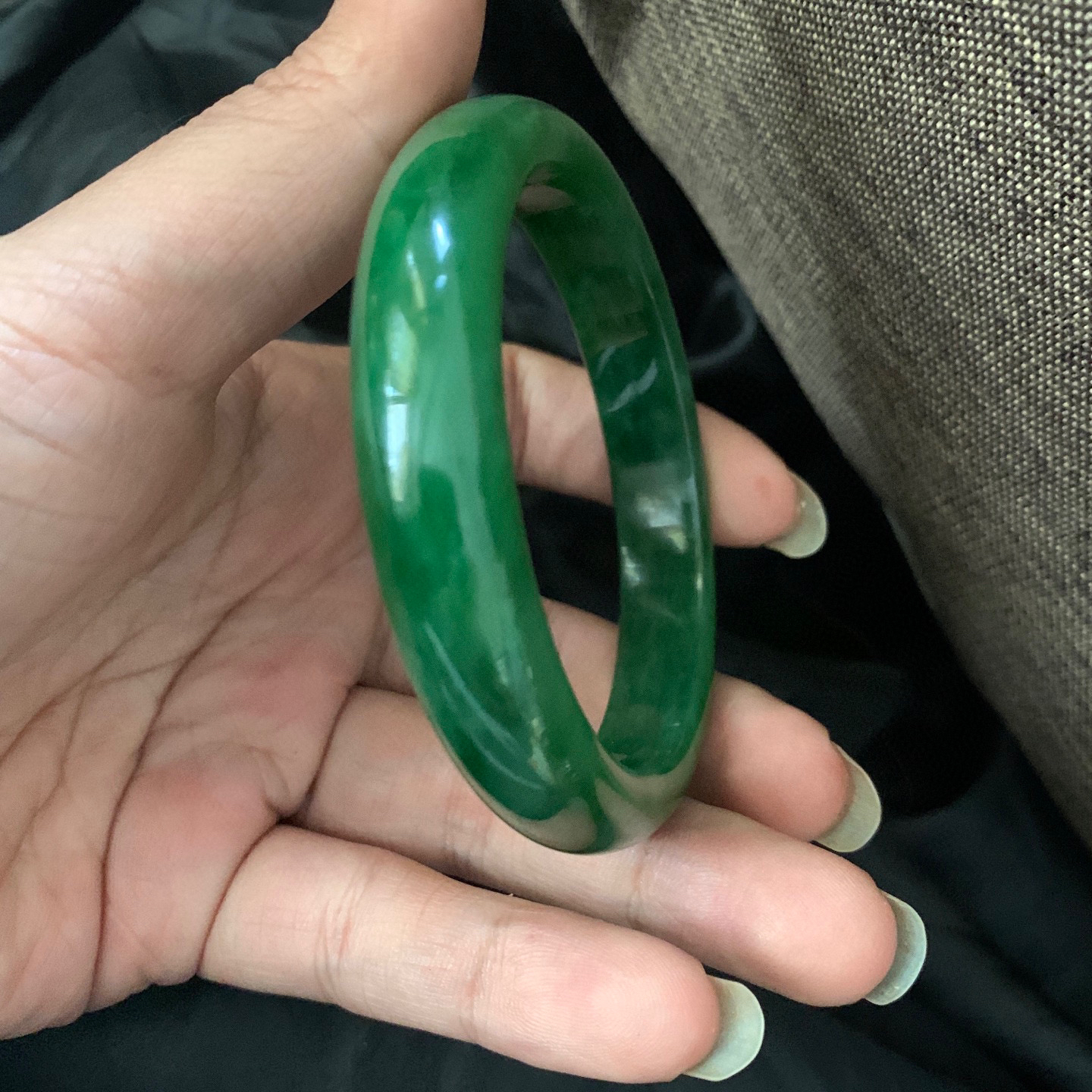 63圈口和田玉碧玉菠菜绿手镯，和田玉63圈口手镯，镯型古朴典雅。在诗情画意的雨巷相遇，你是我腕间的一抹风情，有你眸有深情.清风荡漾湖间静水，我愿俯身低眉，在烟波涟漪处寻