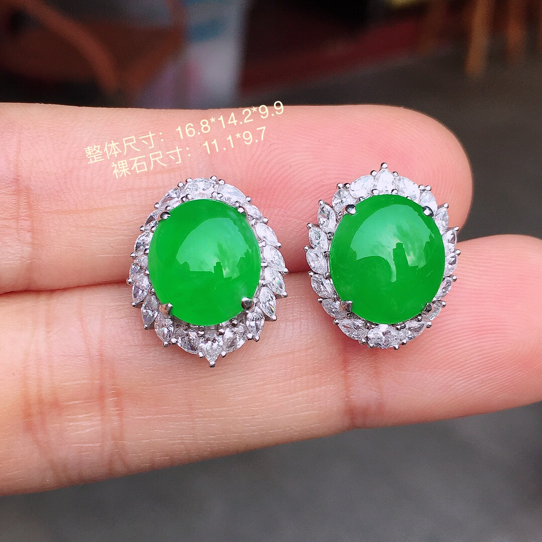 阳绿蛋面耳钉，色泽均匀艳丽，玉质细腻，荧光感超
强，饱满圆润，尽显优雅气质，18k
金豪华镶嵌