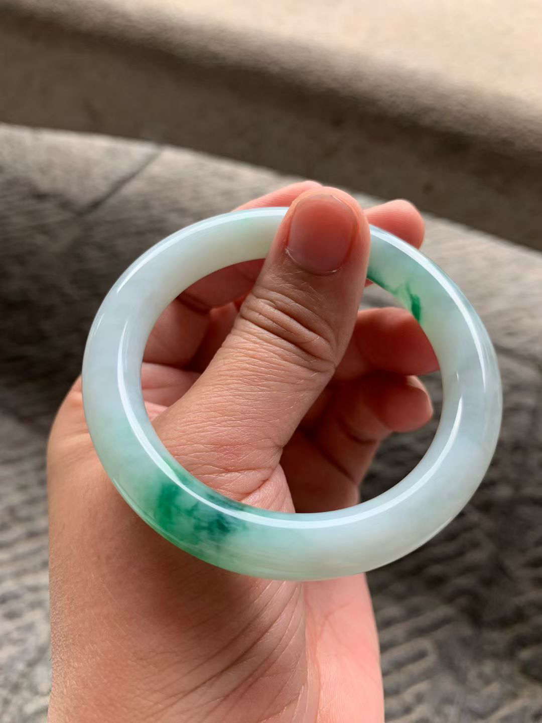 飘绿花圆条手镯尺寸53*9.8*9.5 种质细腻，釉洁水润，花色灵动鲜活，经典耐看