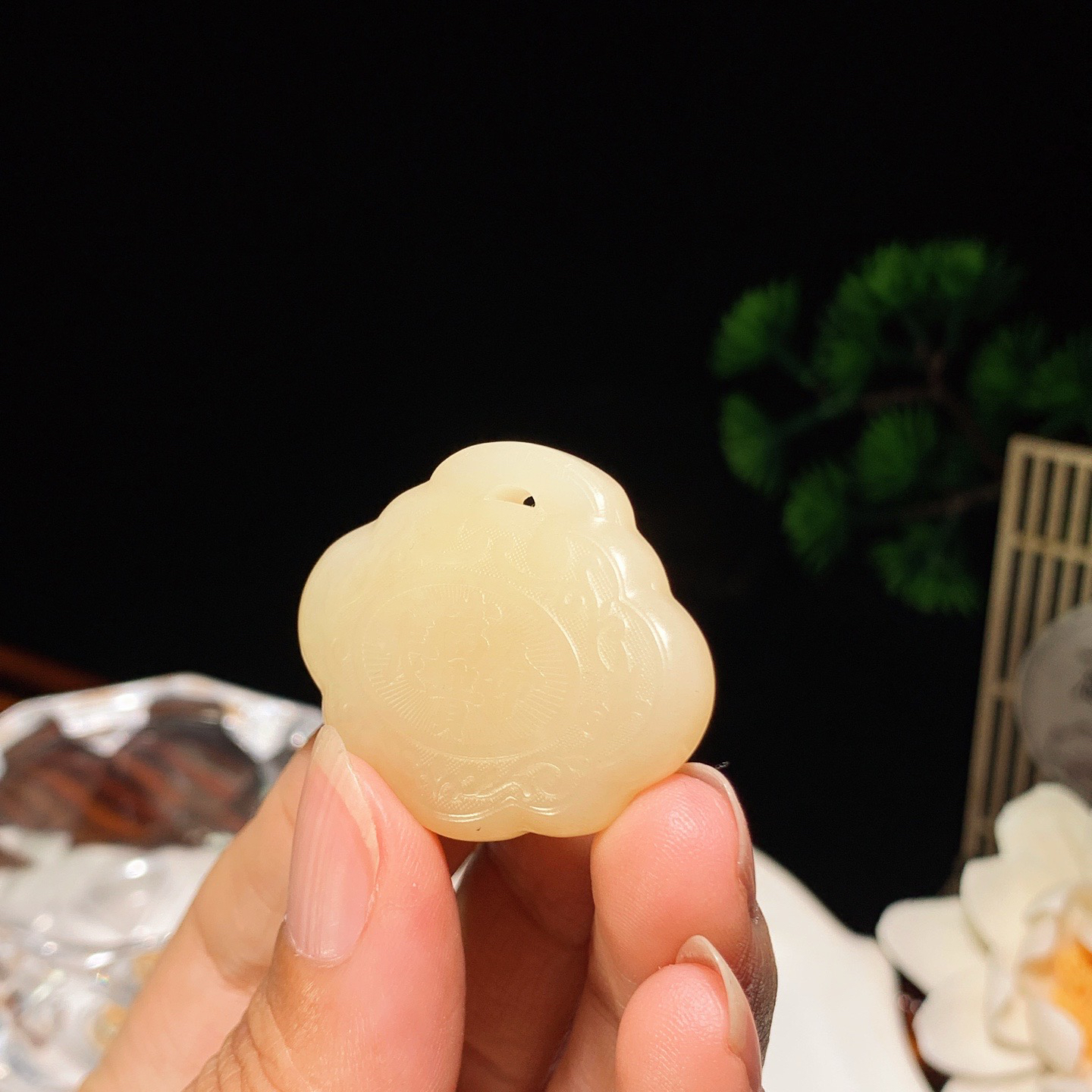 新疆且末糖如意长命锁挂件。尺寸29/34/8重13克。玉质细腻油润。手推出油。佩戴高端典雅。lt260410