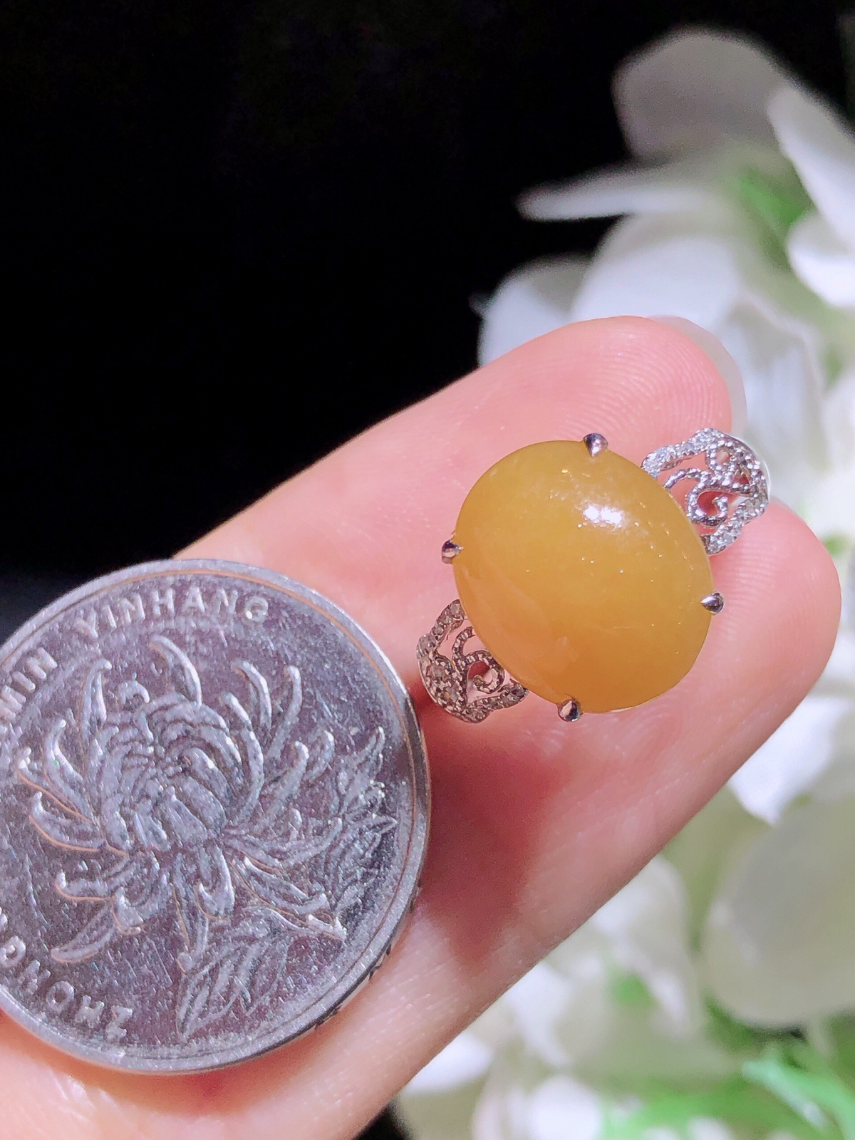 18K金镶 蜜糖黄蛋面戒指 完美 水润色艳 品相饱满..