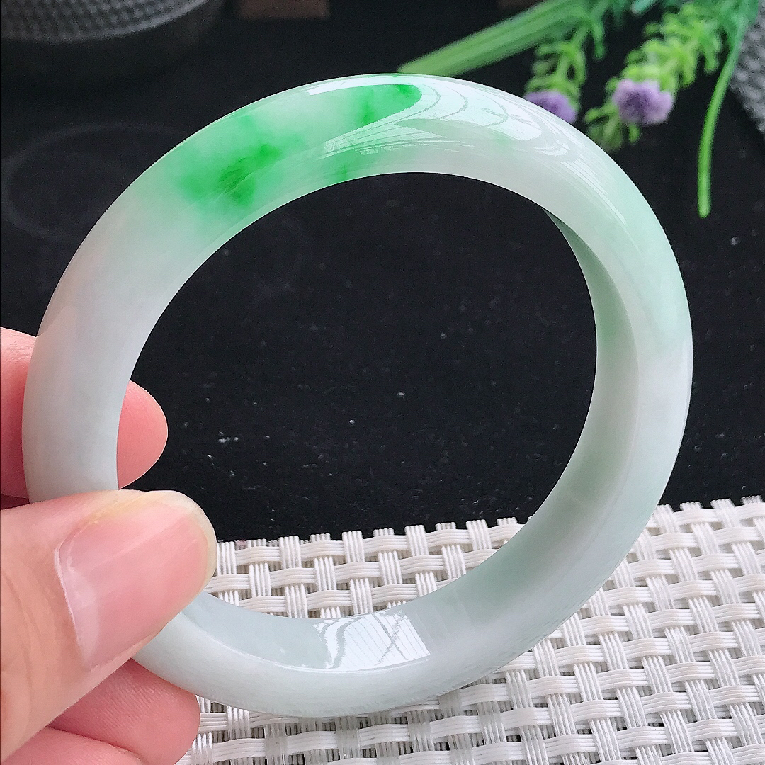 实拍A货翡翠56.8/12/8.5老坑精美冰润飘阳绿手镯宽边玉镯平安镯美人镯