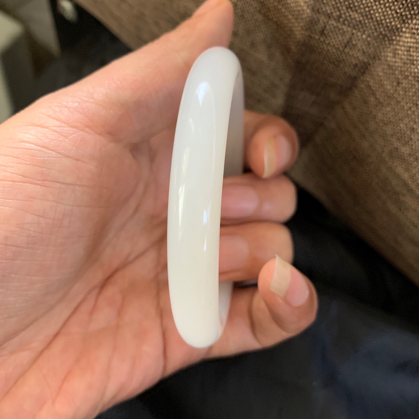 59.6圈口和田玉羊脂白玉手镯，和田玉59.6圈口手镯，镯型古朴典雅。在诗情画意的雨巷相遇，你是我腕间的一抹风情，有你眸有深情.清风荡漾湖间静水，我愿俯身低眉，在烟波涟漪处寻