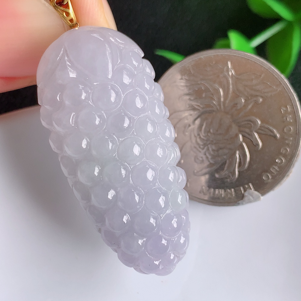 18k金扣自然光实拍，老坑紫罗兰多子多福吊坠，玉质细腻起胶，立体雕工精湛，色泽鲜艳，种老水足，饱满厚装，佩戴大气上档次！W01.8  尺寸：37.8-18-9mm