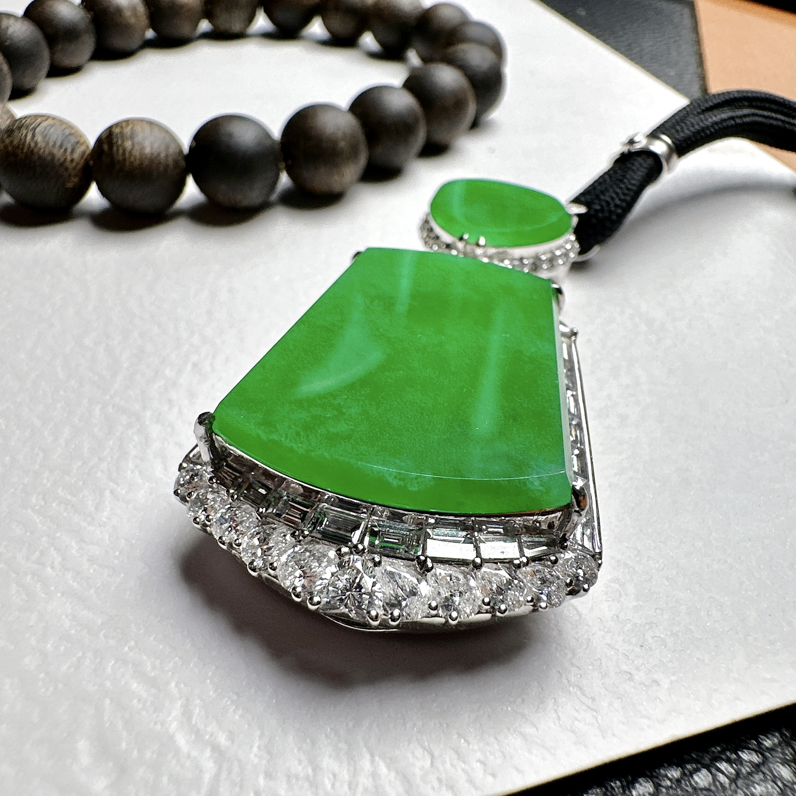 【冰种满绿无事牌】种水上乘，通透闪亮，晶莹剔透。收藏品质，18K金钻镶嵌，裸石尺寸25.8*22.8*3毫米。