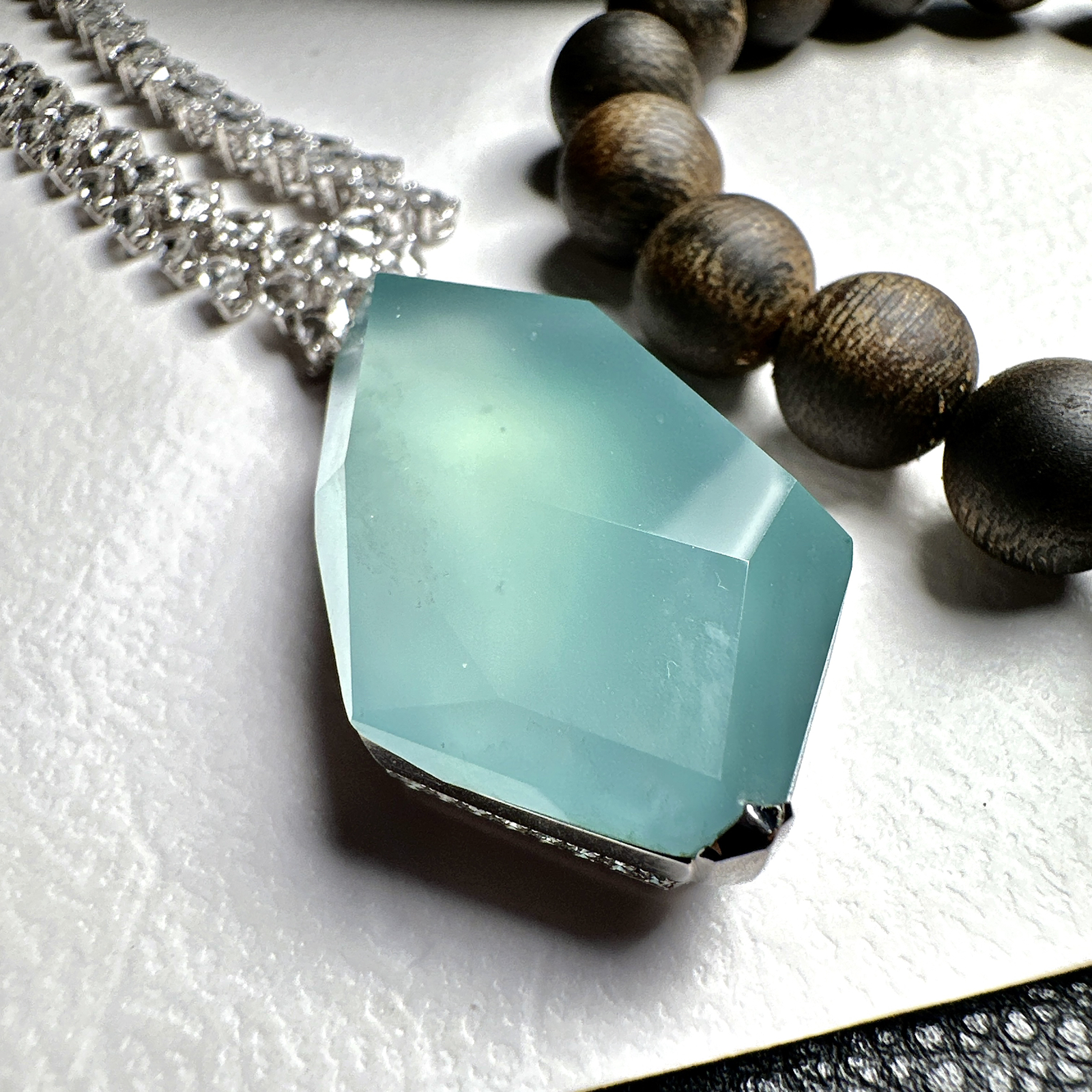 【冰种天空蓝随形吊坠】质地非常细腻干净，冰润十足，种老冰透，收藏品质。18k金钻镶嵌，裸石尺寸33*