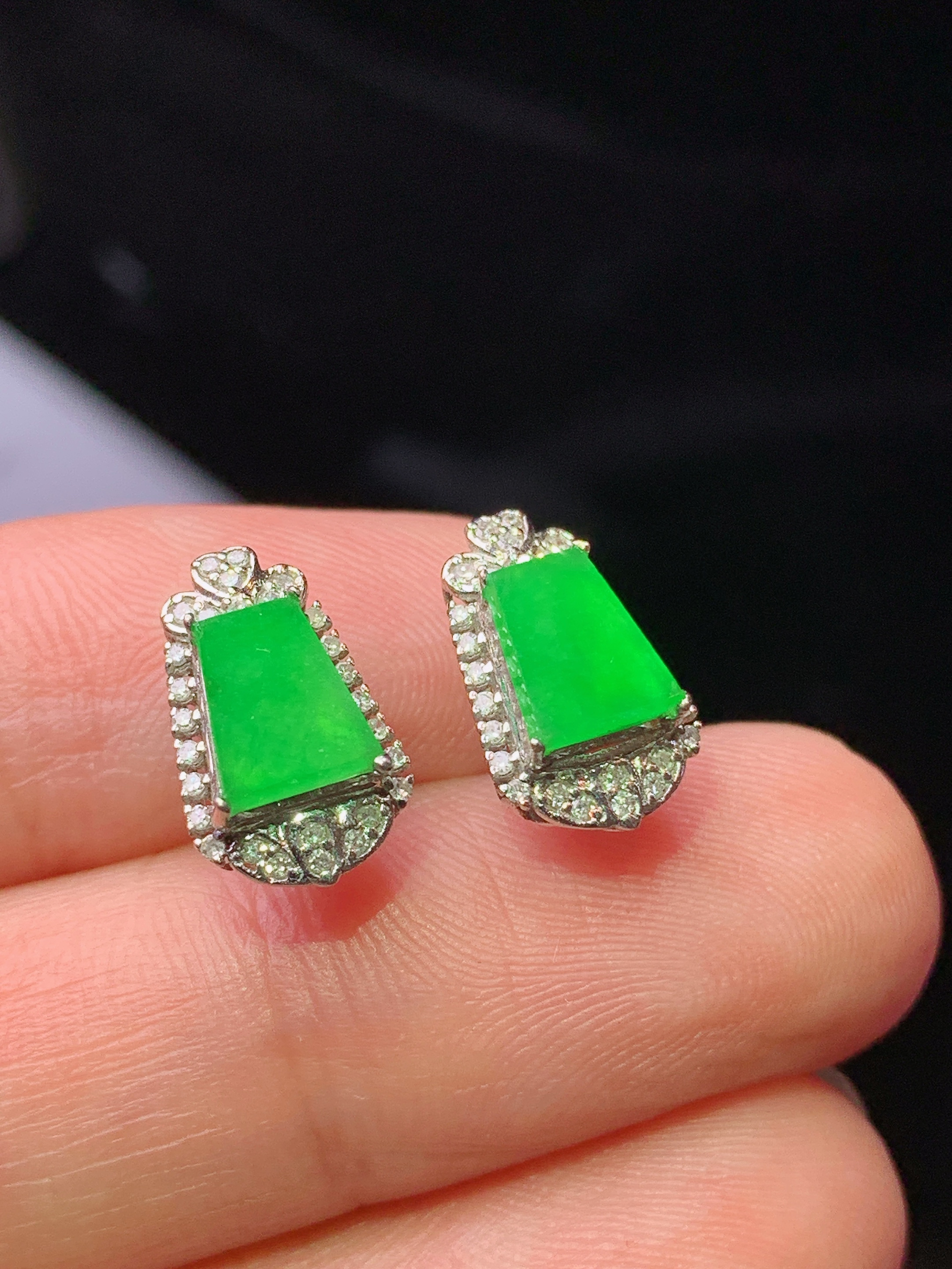 18k金钻镶嵌翠绿无事牌耳钉 玉质细腻 色泽艳丽清新 水润亮眼 整体尺寸12.6*7.5*5t3