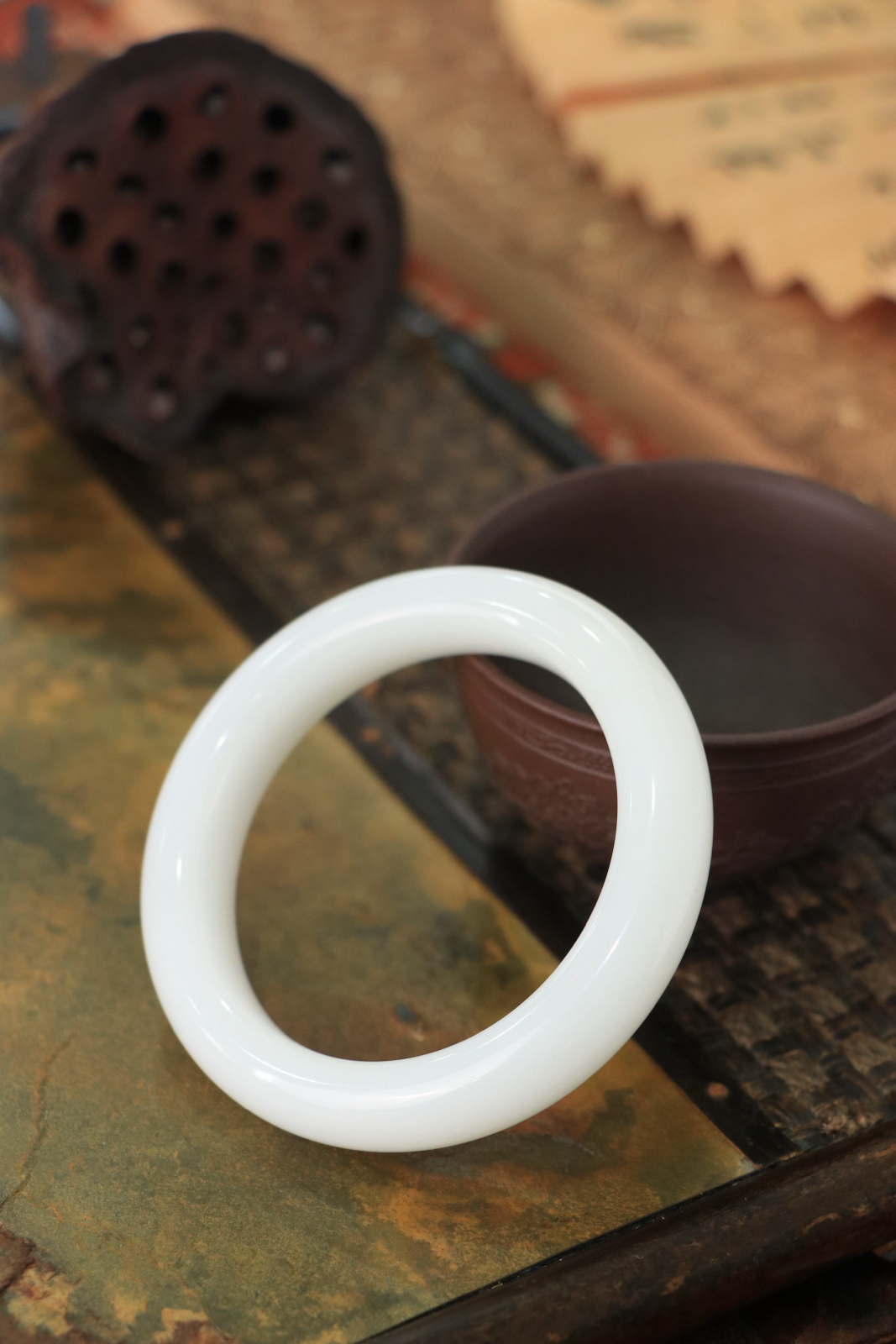 羊56羊脂白玉手镯和田玉山料手镯56圈口宽12厚10无裂无杂无水线特细腻 高脂粉，高品质，萦绕腕间时，古韵不失时尚，素雅不失品味，细腻光滑的触感，使人沉醉，气质高雅 魅力动人