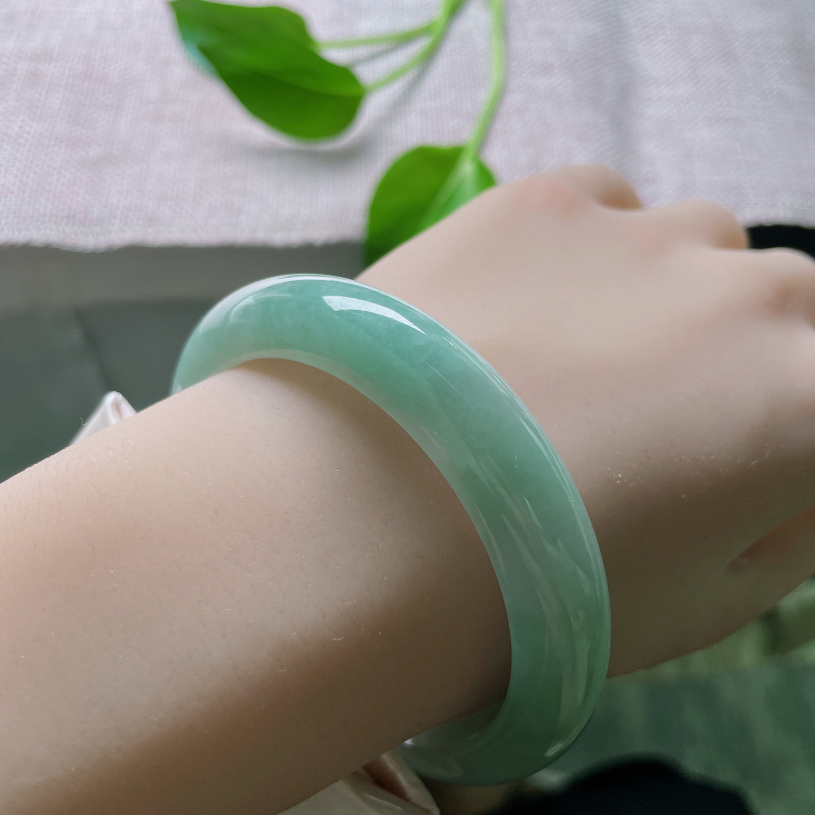 56.1/12/8.3，浅绿底正圈，水头好，自带清冷高级感，气质拉满。