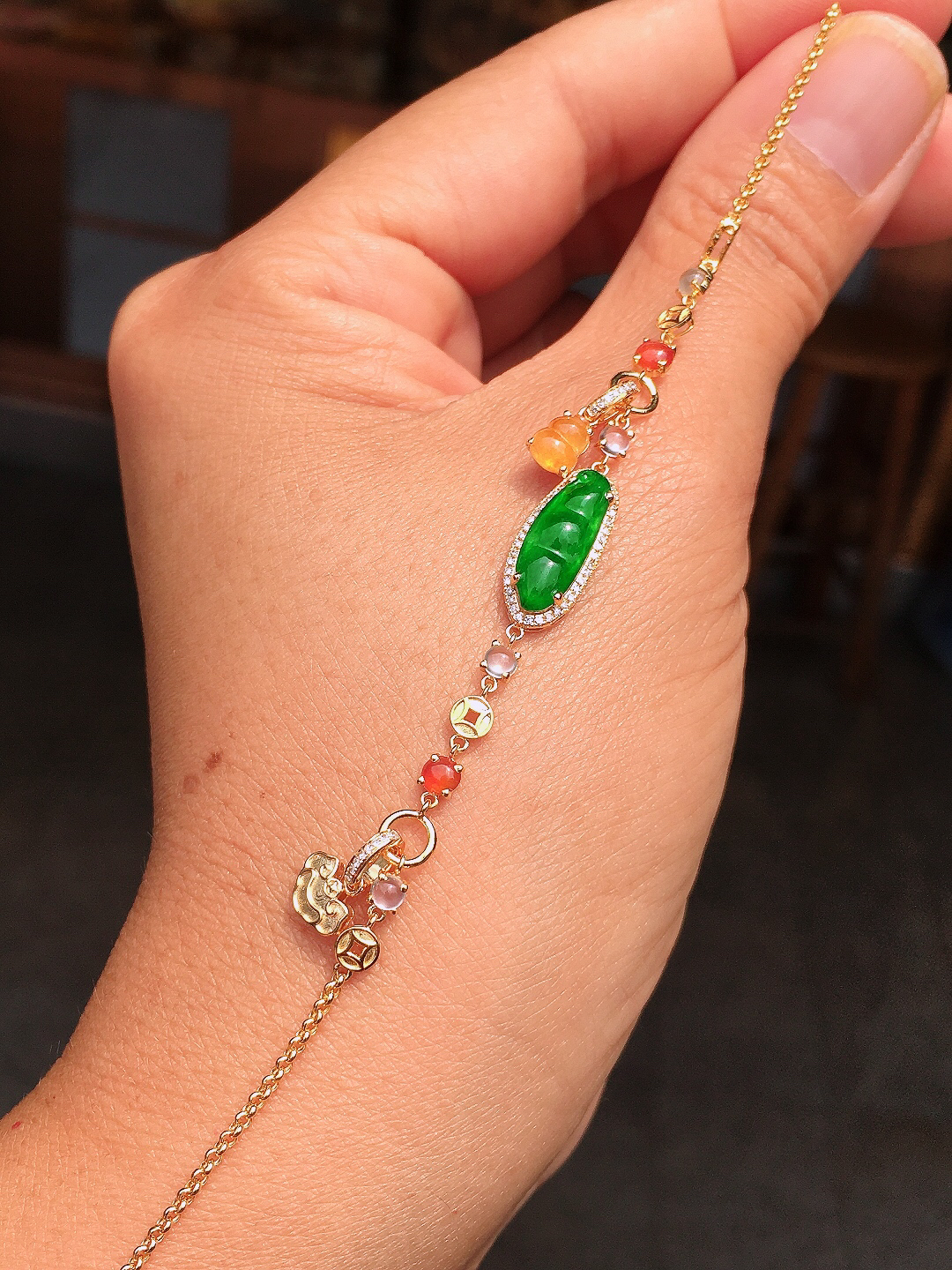 阳绿福豆手链、色泽均匀艳丽，玉质细腻，荧光感超
强，饱满圆润，尽显优雅气质，18k
金豪华镶嵌