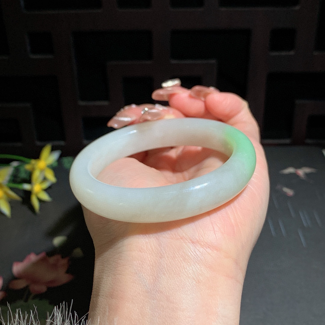 和田玉54.3圈口翠青手镯！玉质细腻油润 底色纯净 无裂无黑 脂粉好，品质