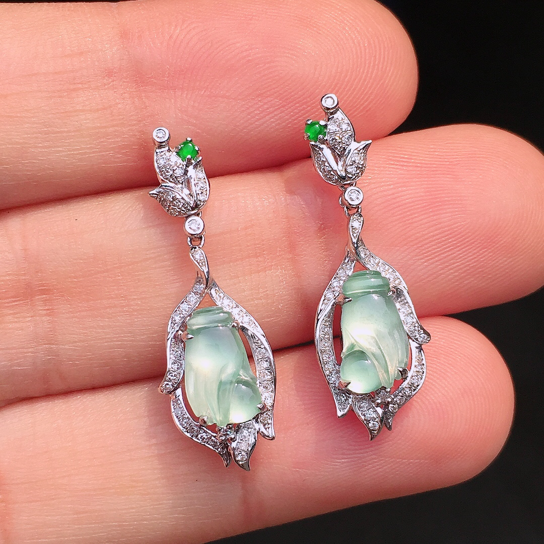 冰种【掌上明珠】耳坠，玉质细腻，荧光感超
强，饱满圆润，尽显优雅气质，18k
金豪华镶嵌