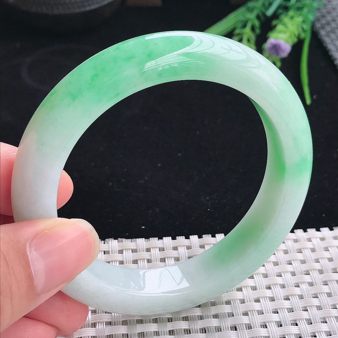 实拍A货翡翠57.8/12.6/9.5老坑精美冰润飘阳绿手镯宽边玉镯平安镯
