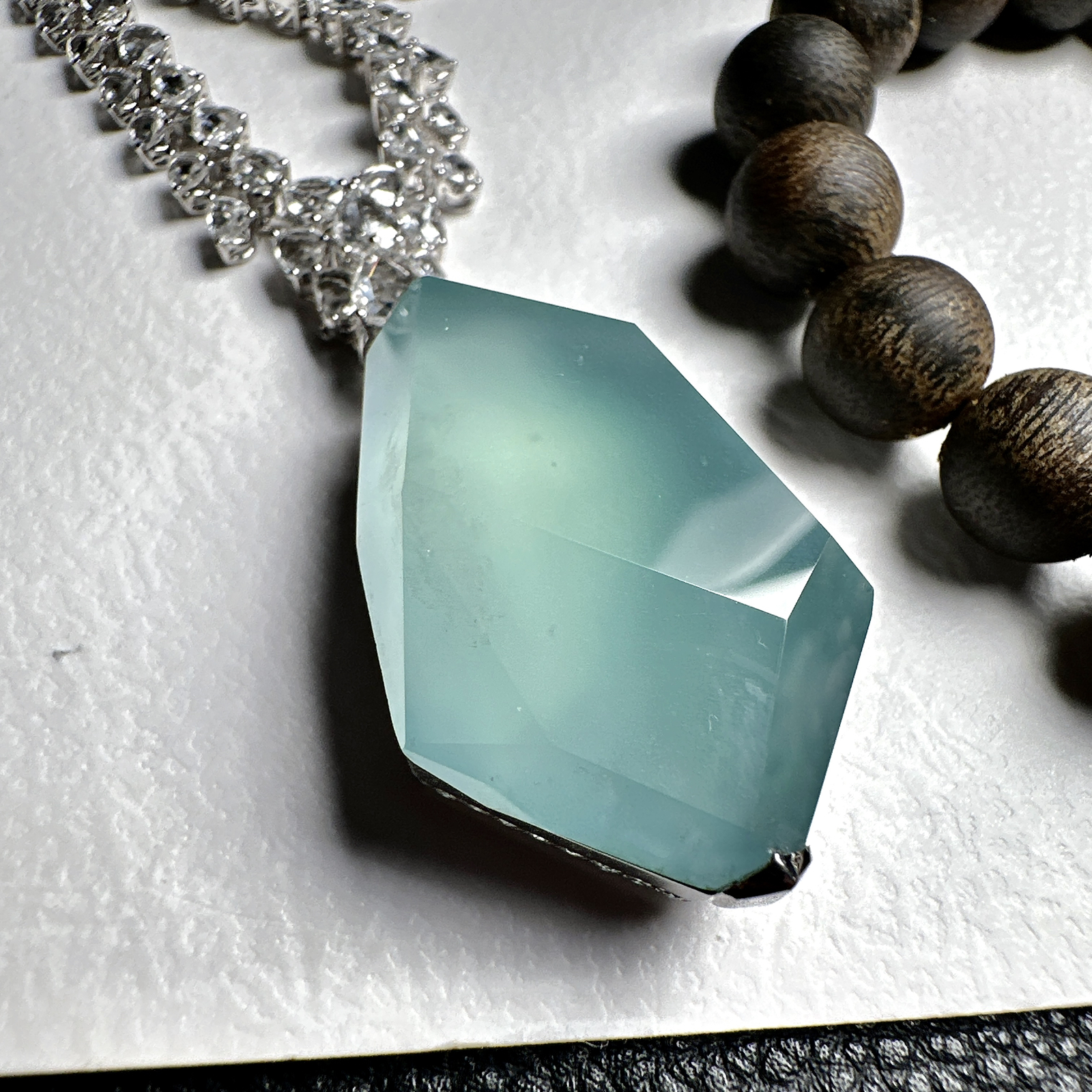 【冰种天空蓝随形吊坠】质地非常细腻干净，冰润十足，种老冰透，收藏品质。18k金钻镶嵌，裸石尺寸33*21*9.8毫米