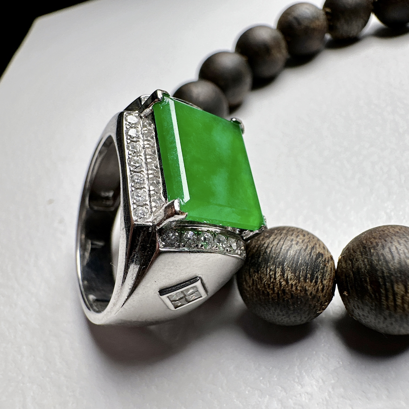 【冰种满绿马鞍戒指】种水色俱全，冰透闪亮，通透感饱满度很好，18k金钻镶嵌，裸石尺寸12.3*10.3*3毫米