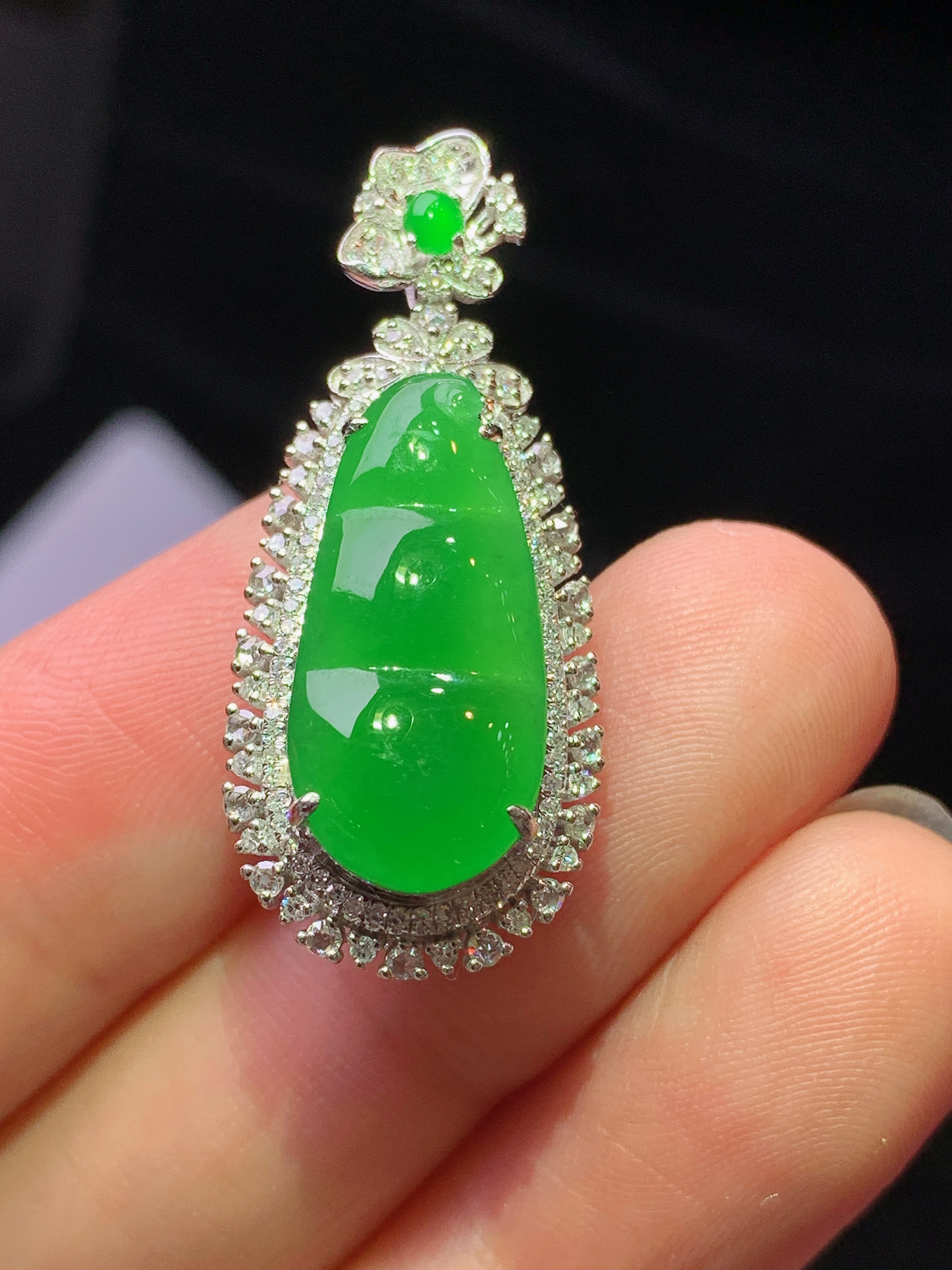 18k金钻镶嵌满绿四季豆吊坠 玉质细腻 色泽艳丽清新 水润亮眼 整体尺寸32.5*14*10k1