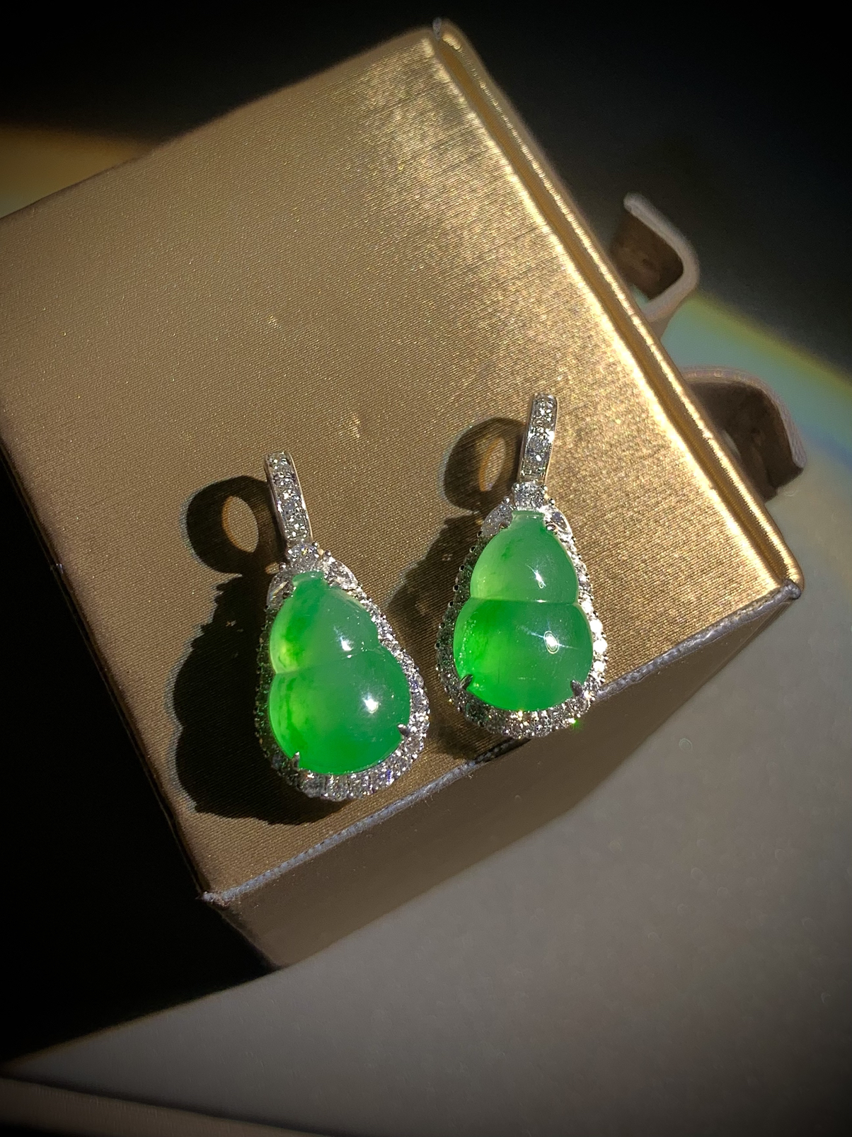 绿葫芦耳坠吊坠两用款，
裸石约12.3-8.5-4.5mm，
37.5-吊坠整体22.6-10.6-7.2mm，
7g，18K金，南非钻，