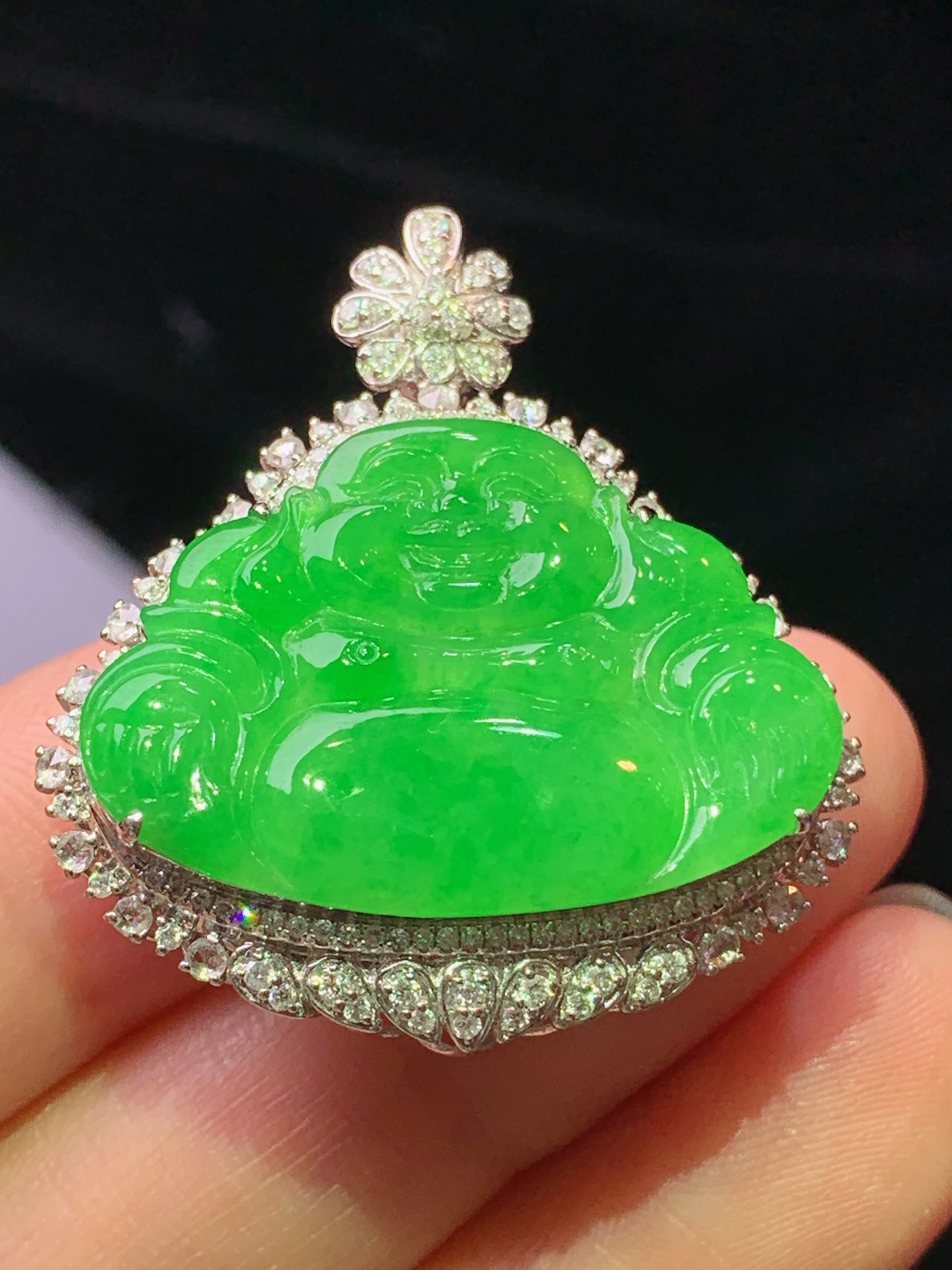 18k金钻镶嵌满绿佛公吊坠 玉质细腻 色泽艳丽清新 水润亮眼 整体尺寸34.2*30.8*11.2k1