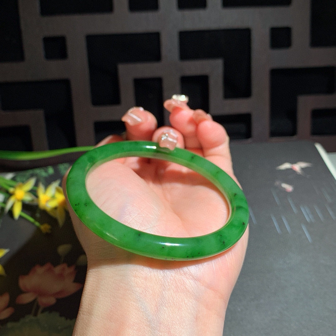 和田玉59圈口阳绿色圆条碧玉手镯！玉质细腻油润 底色纯净 无裂无棉 脂粉好，品质高。