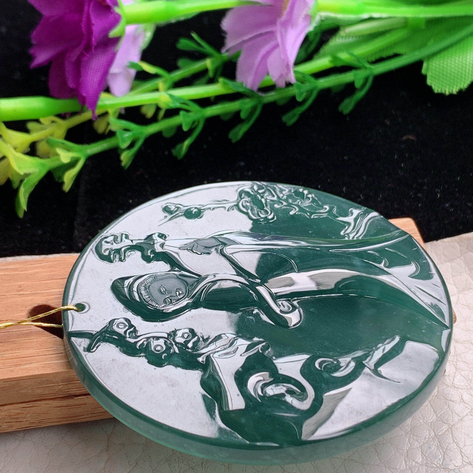 xj实拍55*48.8*6天然翡翠a货冰蓝踏雪寻梅玉吊坠 意境玉挂件