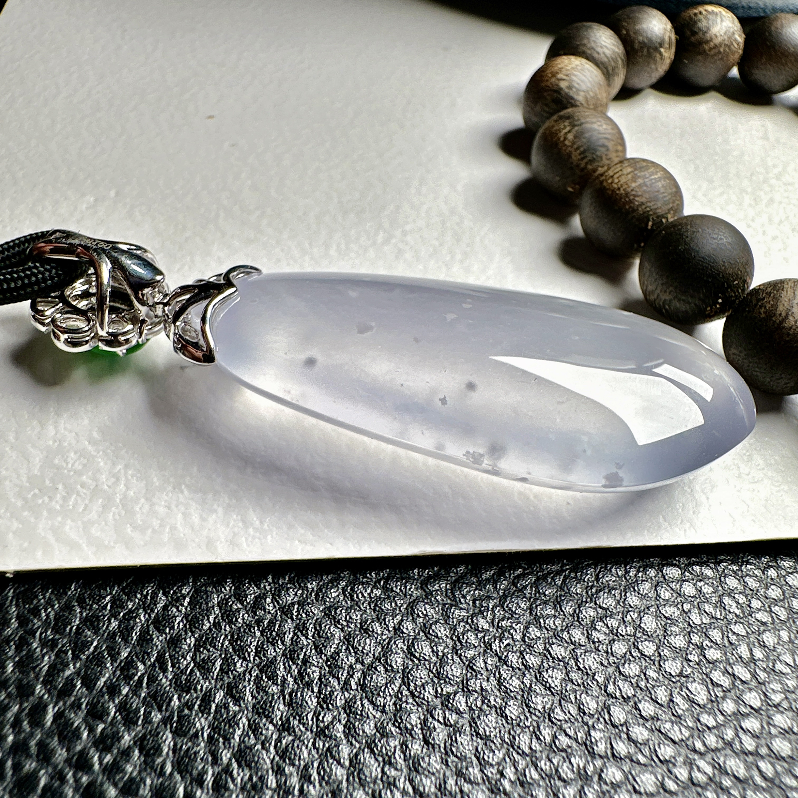 【玻璃种福瓜吊坠】雪花棉老料，种水上乘，晶莹剔透，纯净通透，莹光感很强。收藏品质，18k金钻镶嵌，裸石尺寸46*22.6*10.7毫米