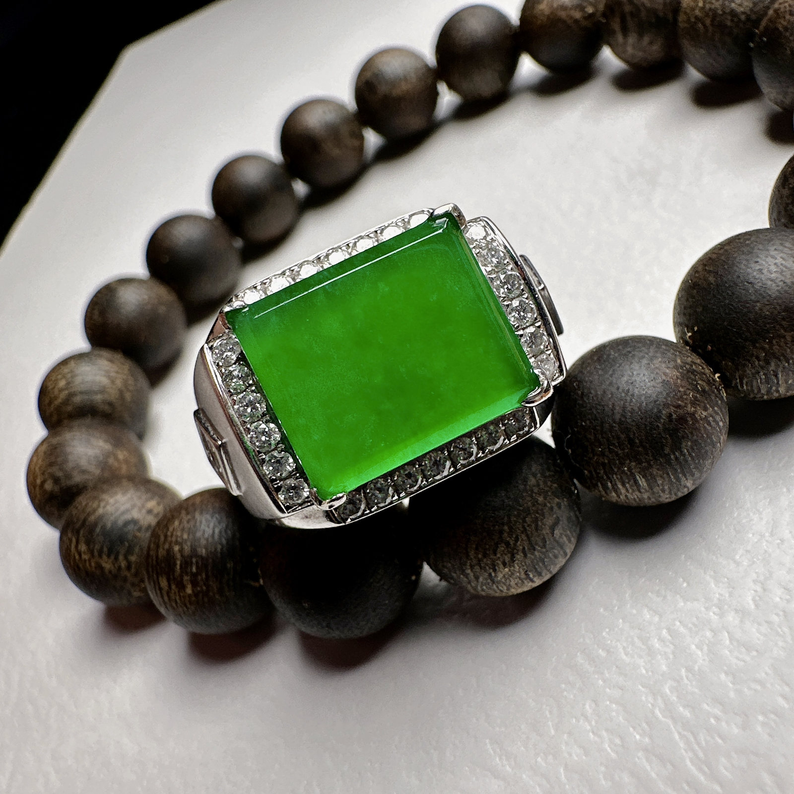 【冰种满绿马鞍戒指】种水色俱全，冰透闪亮，通透感饱满度很好，18k金钻镶嵌，裸石尺寸12.3*10.