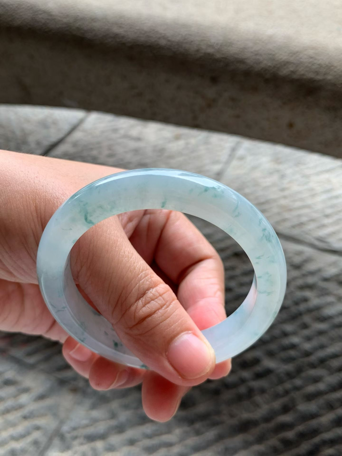 飘蓝花正圈手镯尺寸55.8*11*9 淡蓝底，通透冰凝，胶润水足蓝花灵气飘逸，清冷感拉满！