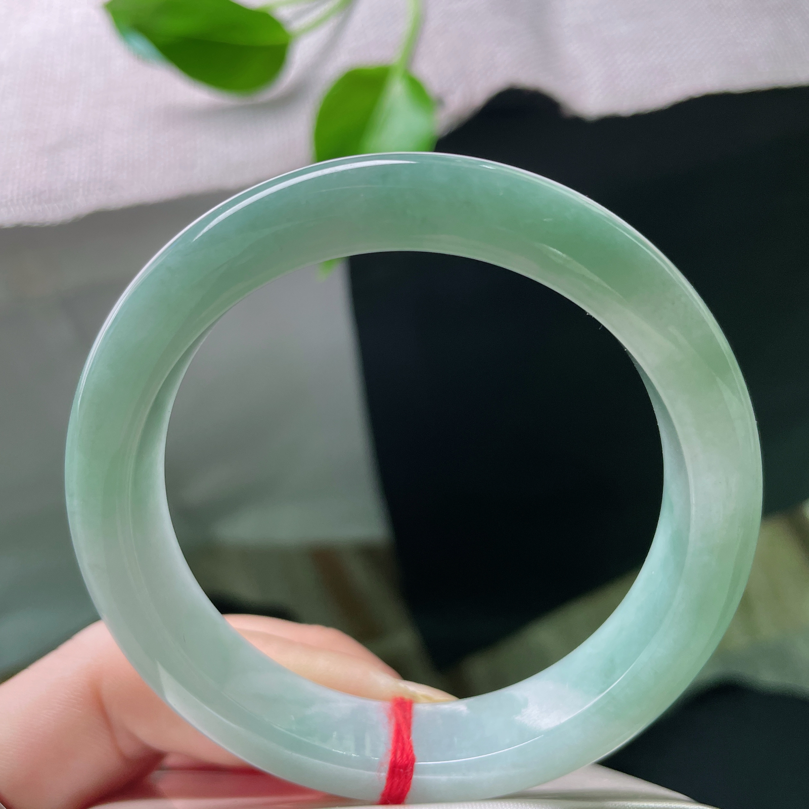 56.1/12/8.3，浅绿底正圈，水头好，自带清冷高级感，气质拉满。