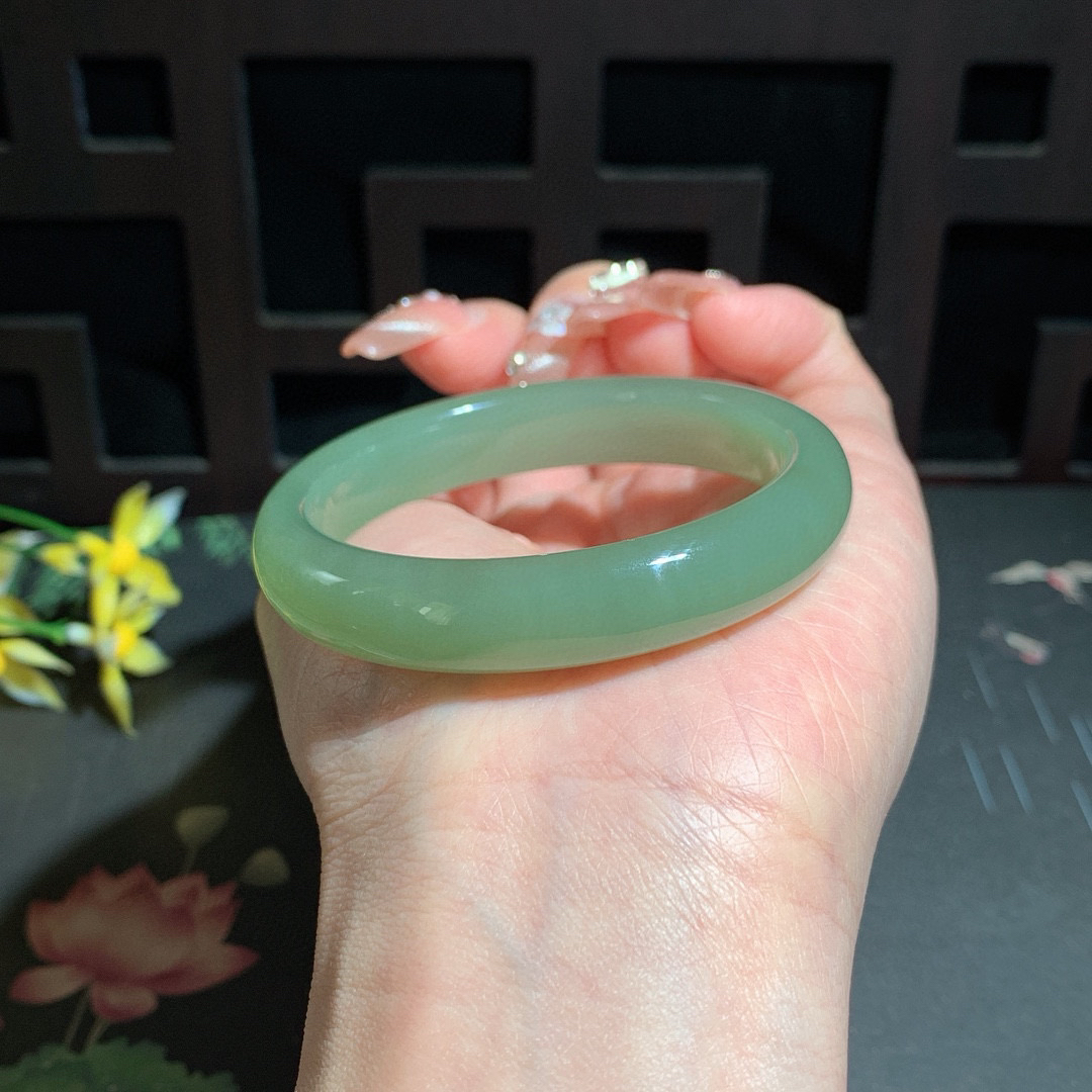 和田玉52.6圈晴水色手镯！清水色！玉质细腻油润 底色纯净 无裂无杂 脂粉好，品质高。