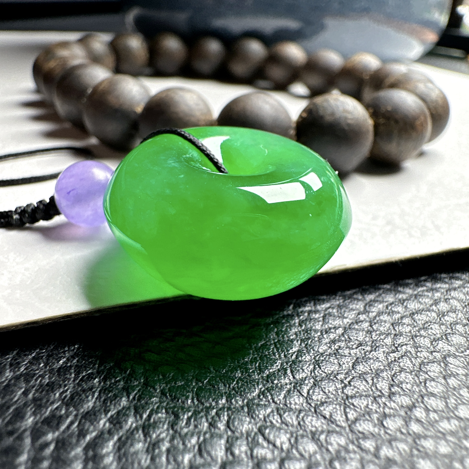 【冰种满绿平安扣】面包扣，很厚装，质地非常细腻，冰润十足，种老冰透，收藏品质。