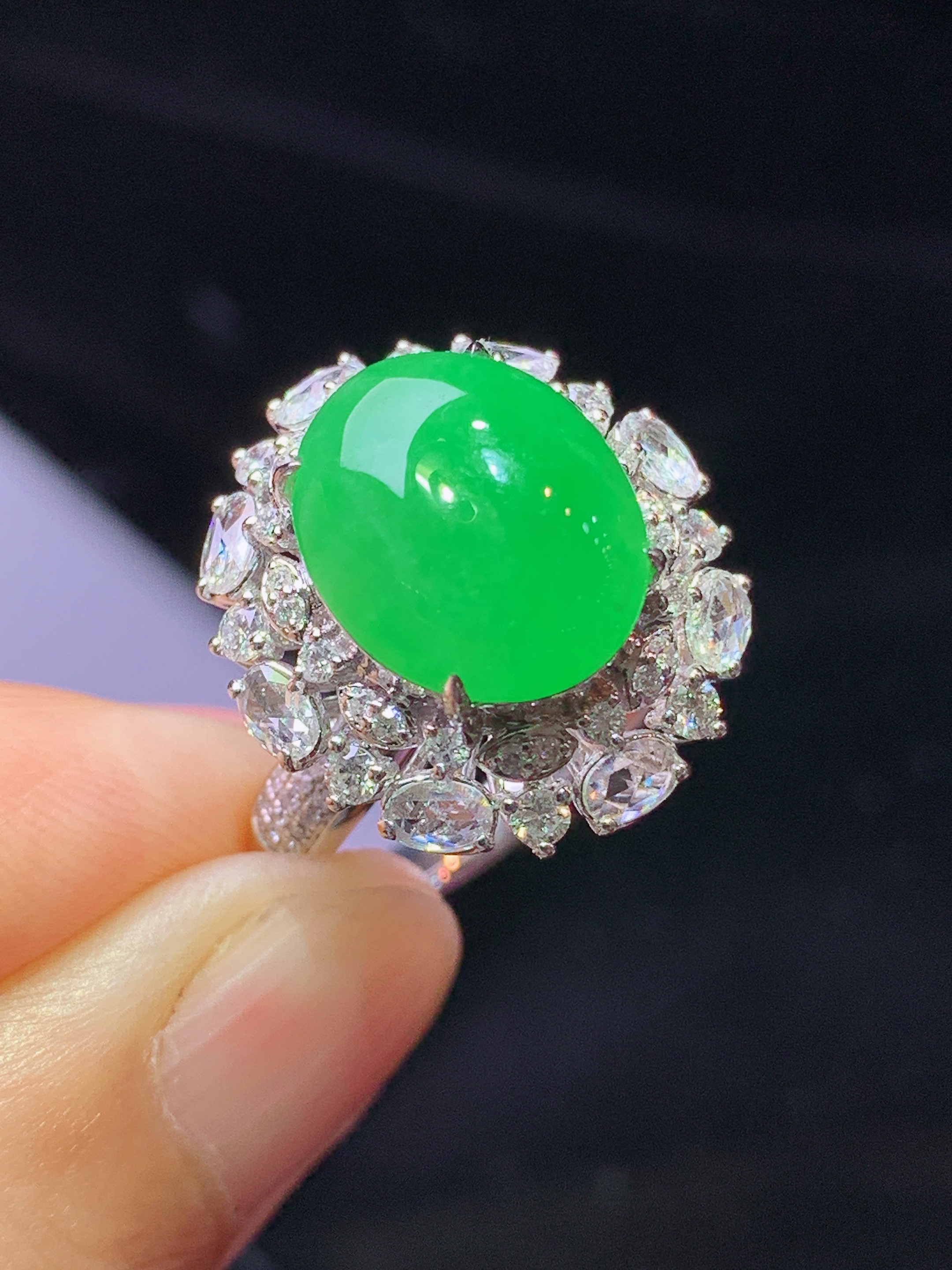 18k金钻镶嵌满绿蛋面戒指 玉质细腻 色泽艳丽清新 水润亮眼 圈口14.5 整体尺寸18.3*16.