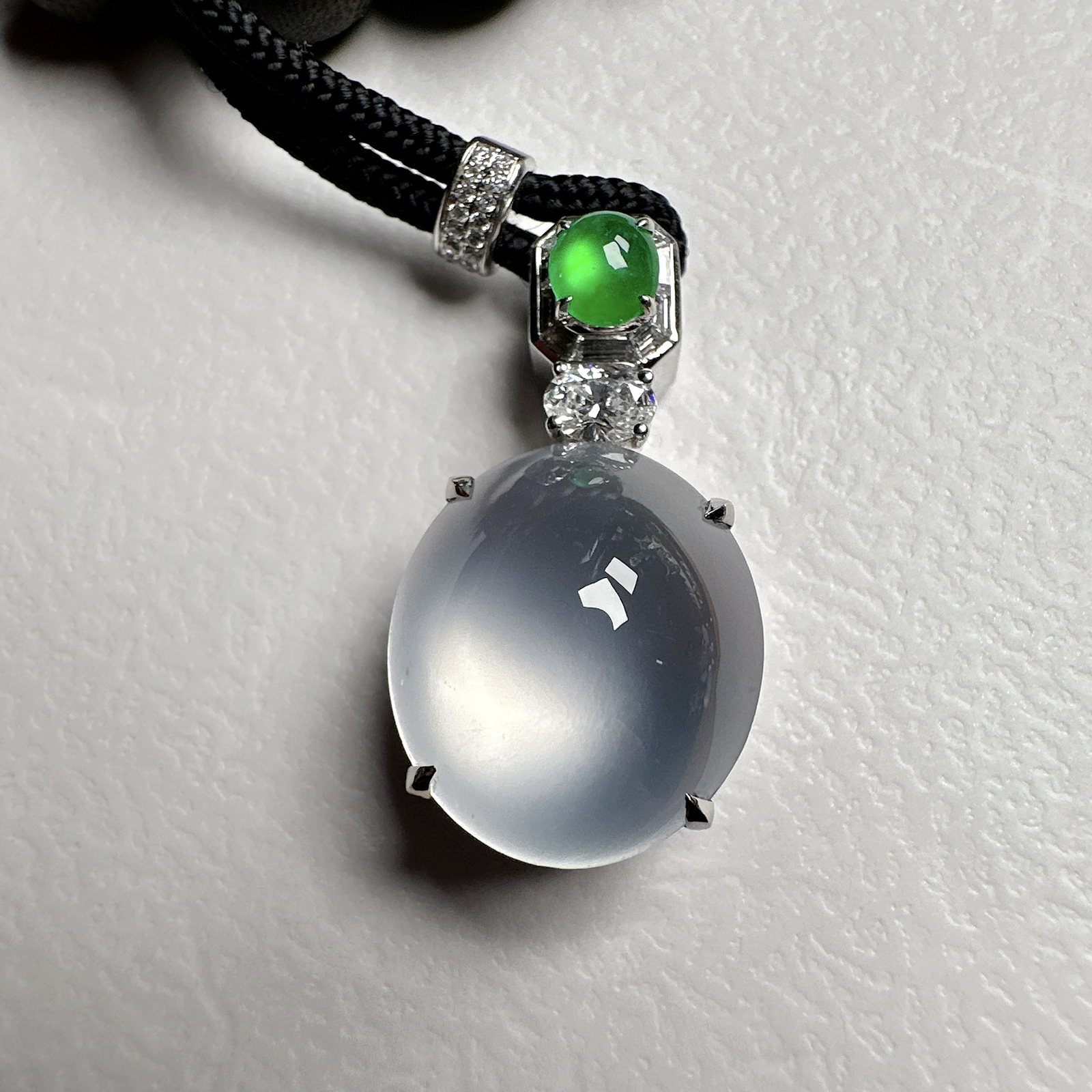 【玻璃蛋面吊坠】质地细腻清爽，玻璃色泽，荧光感强烈，18K金钻镶嵌，裸石尺寸17*15*8.6毫米