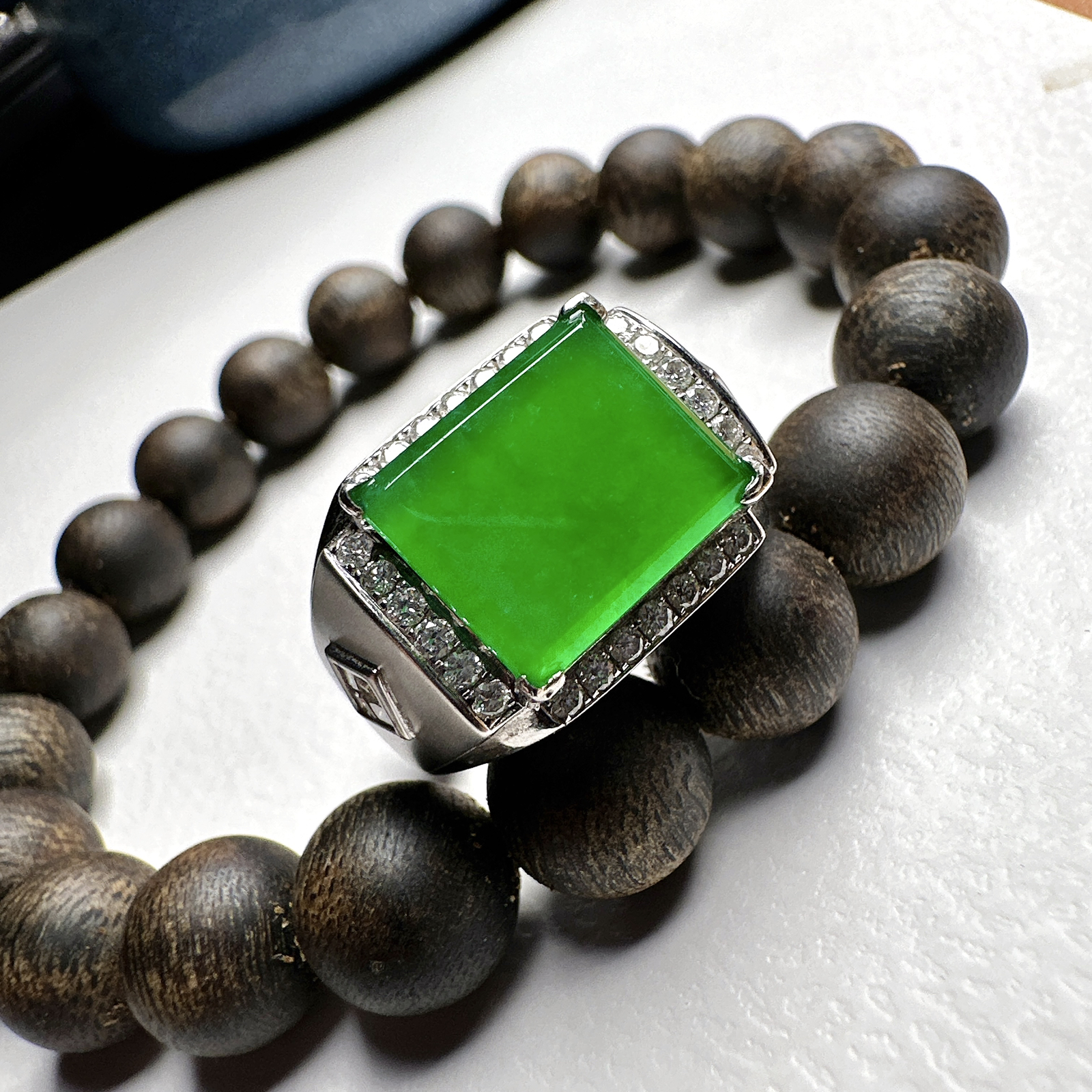 【冰种满绿马鞍戒指】种水色俱全，冰透闪亮，通透感饱满度很好，18k金钻镶嵌，裸石尺寸12.3*10.3*3毫米