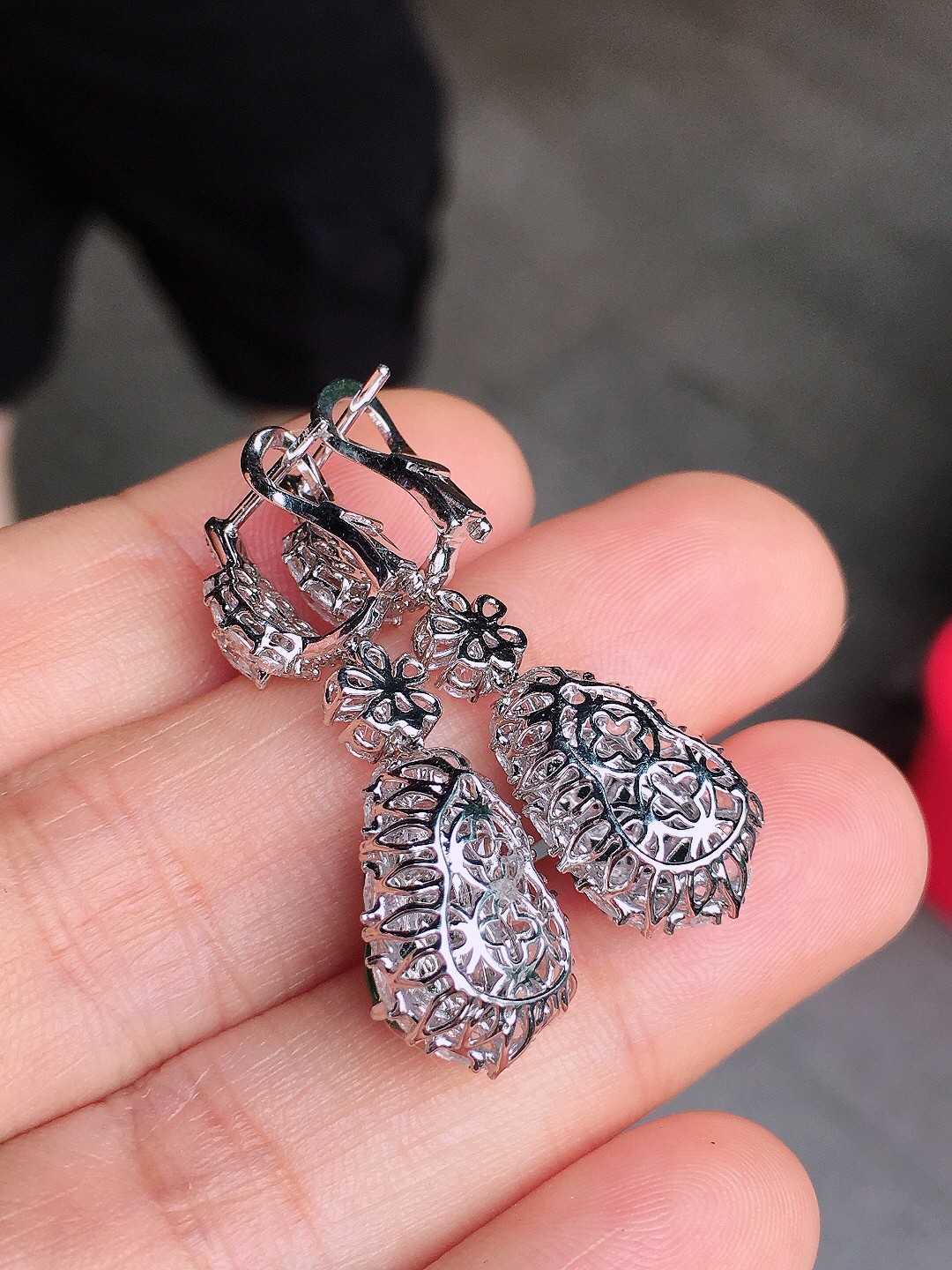 辣绿葫芦耳坠，色泽均匀艳丽，玉质细腻，荧光感超
强，饱满圆润，尽显优雅气质，18k
金豪华镶嵌